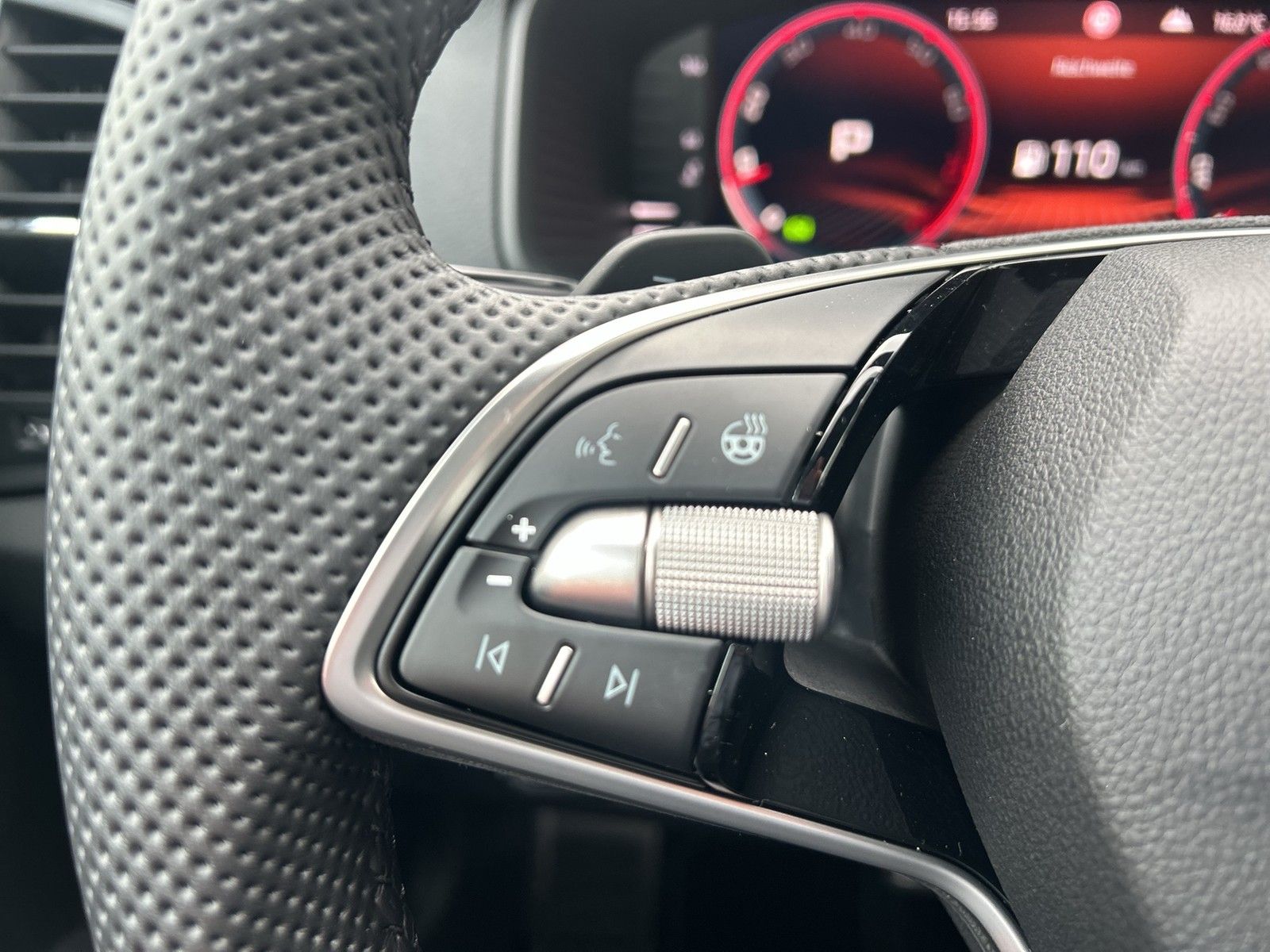 Fahrzeugabbildung SKODA Karoq TSI Sportline 4x4 AHZV MATRIX RFK ACC NSW