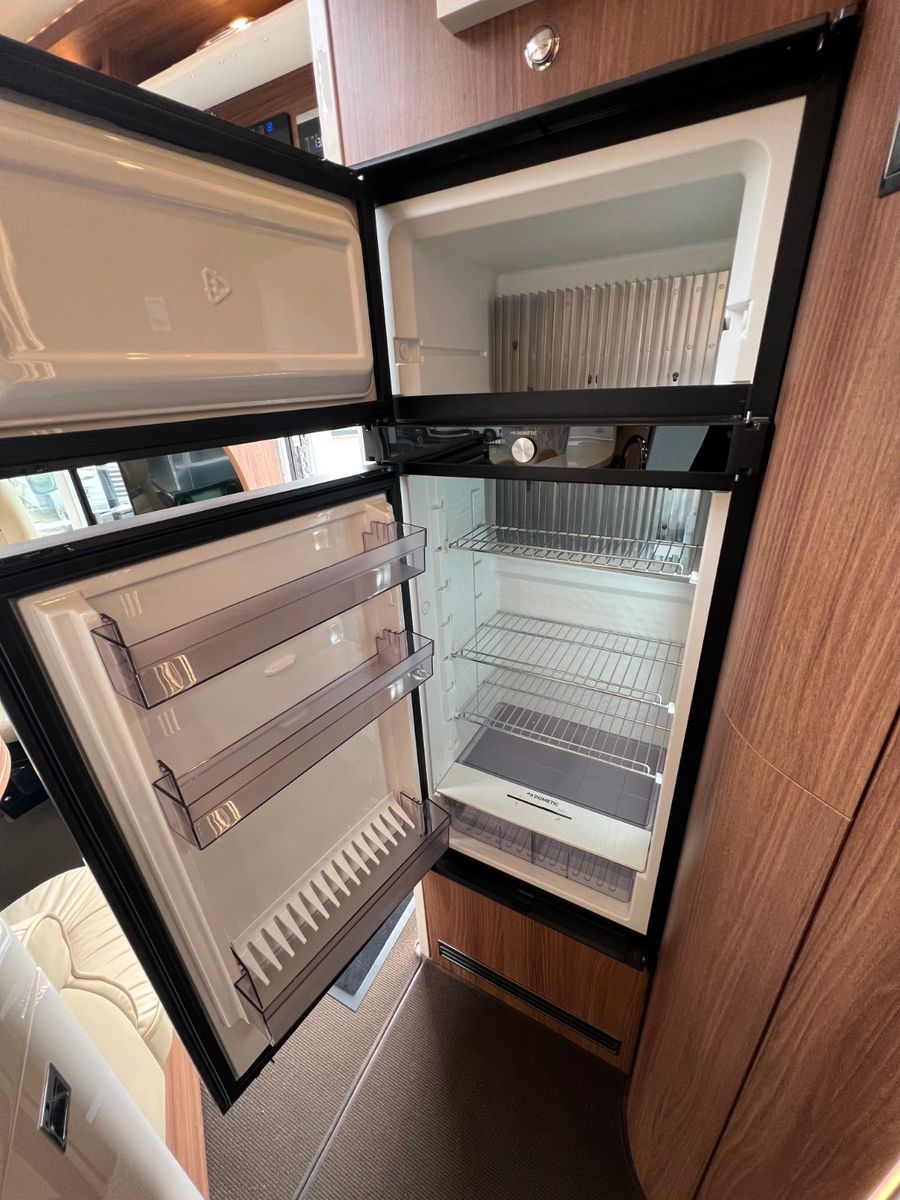 Fahrzeugabbildung Carthago Chic e-line I 50 LE DA Mercedes Sprinter Silver