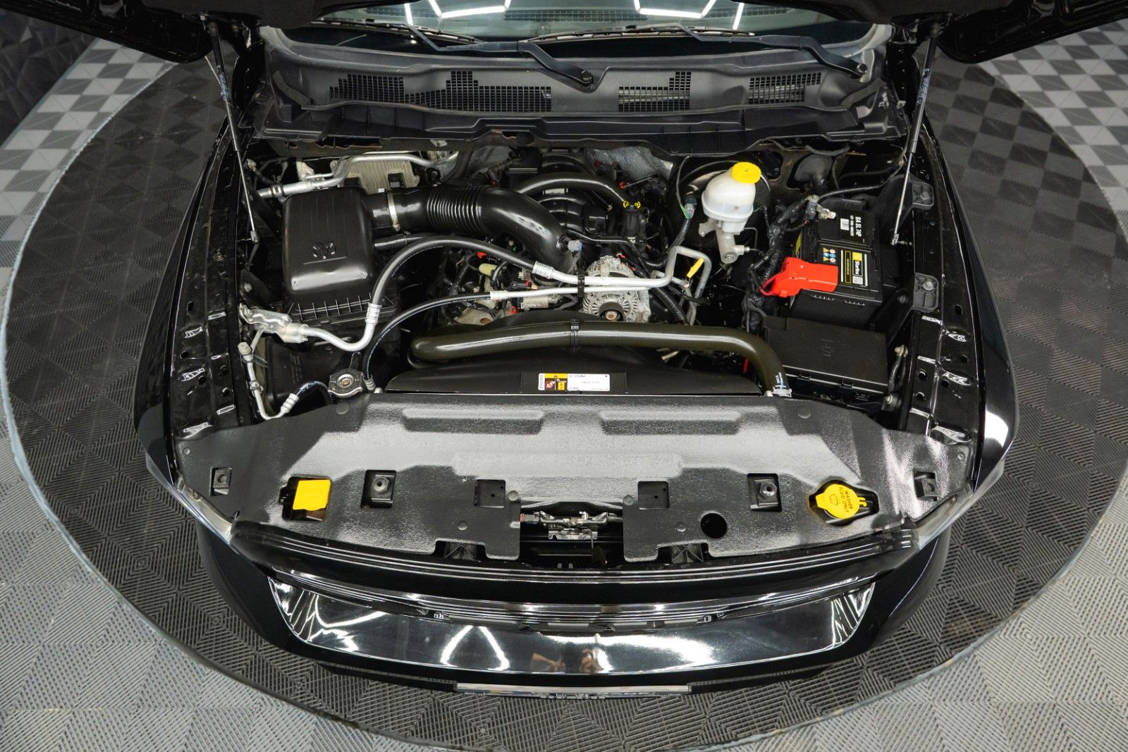 Fahrzeugabbildung Dodge RAM 5.7 V8 HEMI 4x4 OFFROAD Night-Paket LONG 19%