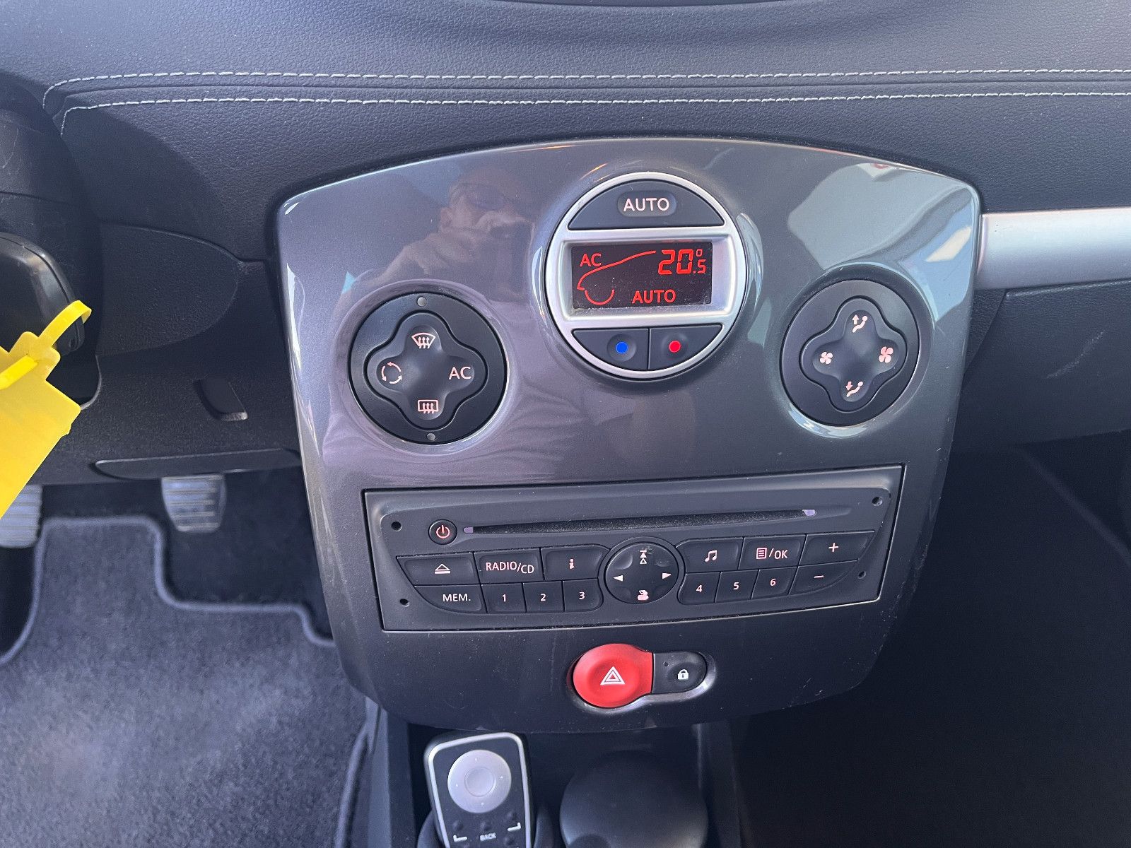 Fahrzeugabbildung Renault Clio III Night and Day Leichter Heckschaden !