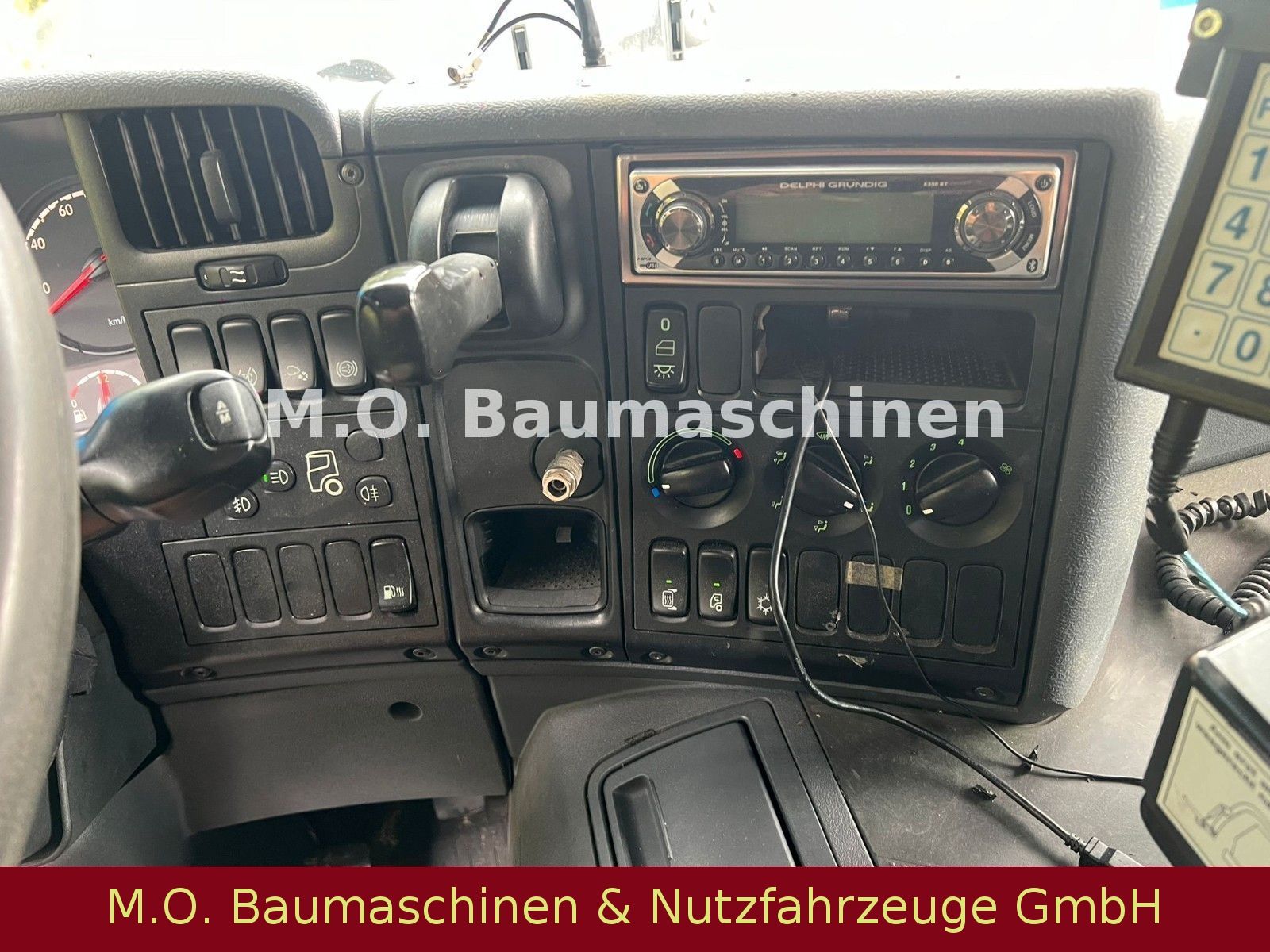 Fahrzeugabbildung Scania P 320 LB / Kehrichtabfuhrwagen / Frontlader