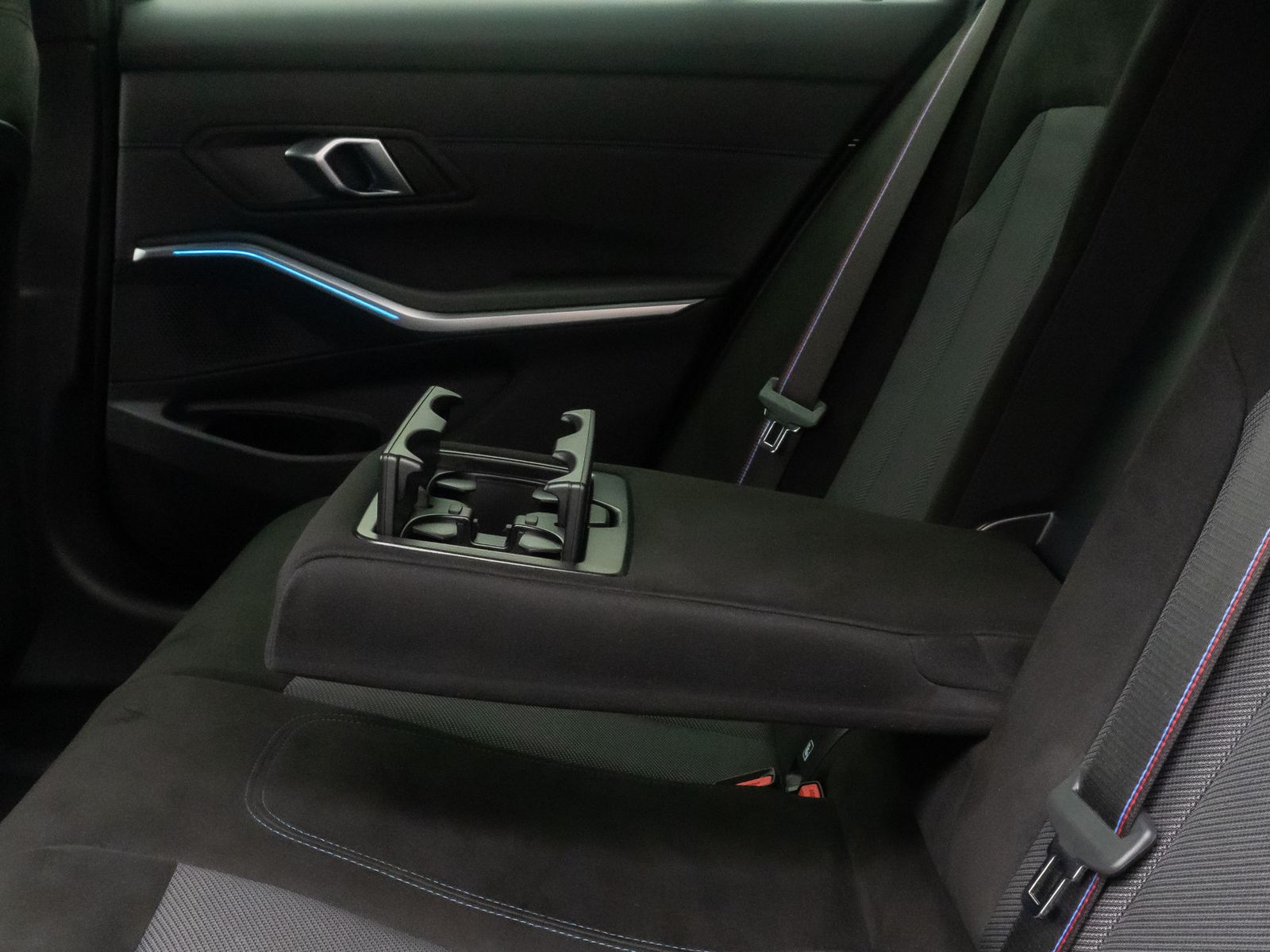 Fahrzeugabbildung BMW 320i M Sport 360° DAB HiFi HUD Individual 18Zoll