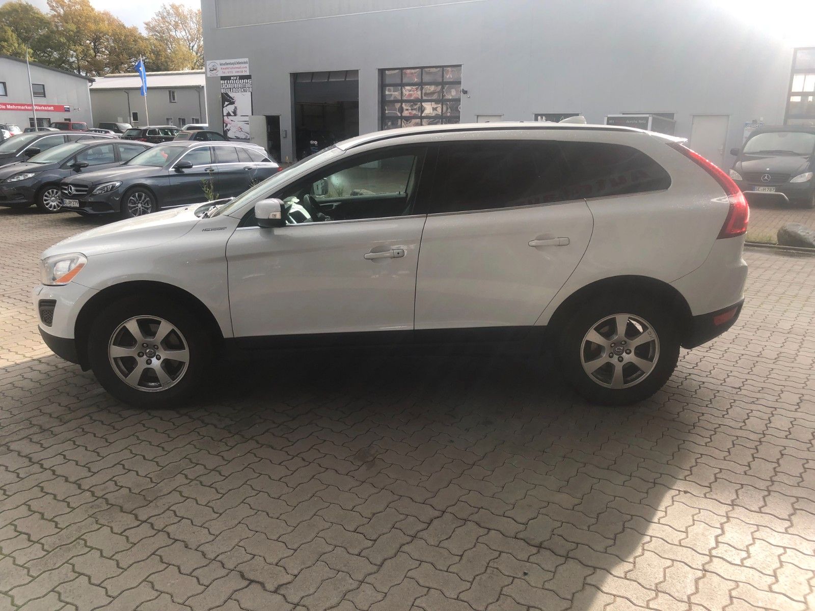 Fahrzeugabbildung Volvo XC60 Momentum AWD Frontschaden