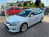 Hyundai i30 cw FIFA WM Edition - Hyundai i30 aus 2011 mit Benzin-Antrieb: Kombi