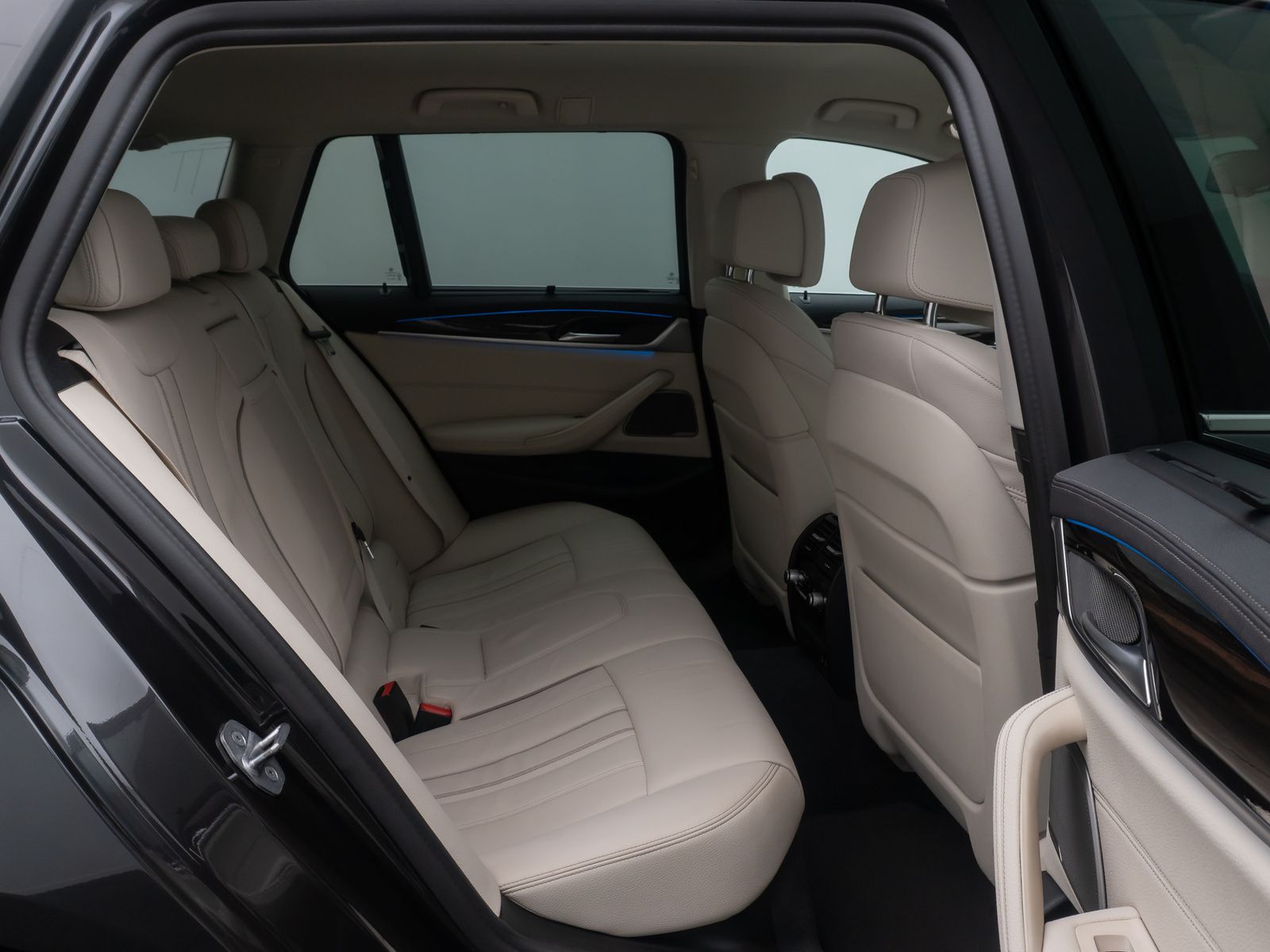 Fahrzeugabbildung BMW 530e Luxury Line DAB H/K 4xKlima Alarm AHK Sport