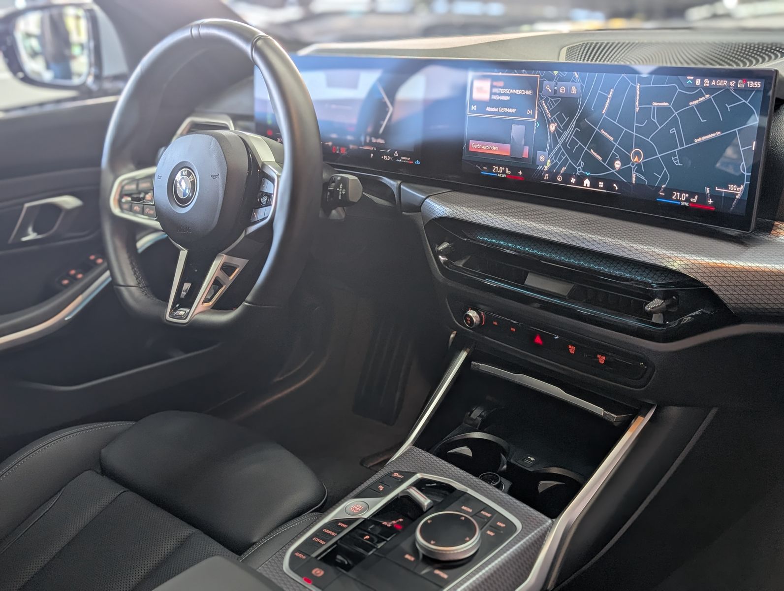 Fahrzeugabbildung BMW 320 d xDrive M Sport SHADOW PANO ACC KAM AHK LED