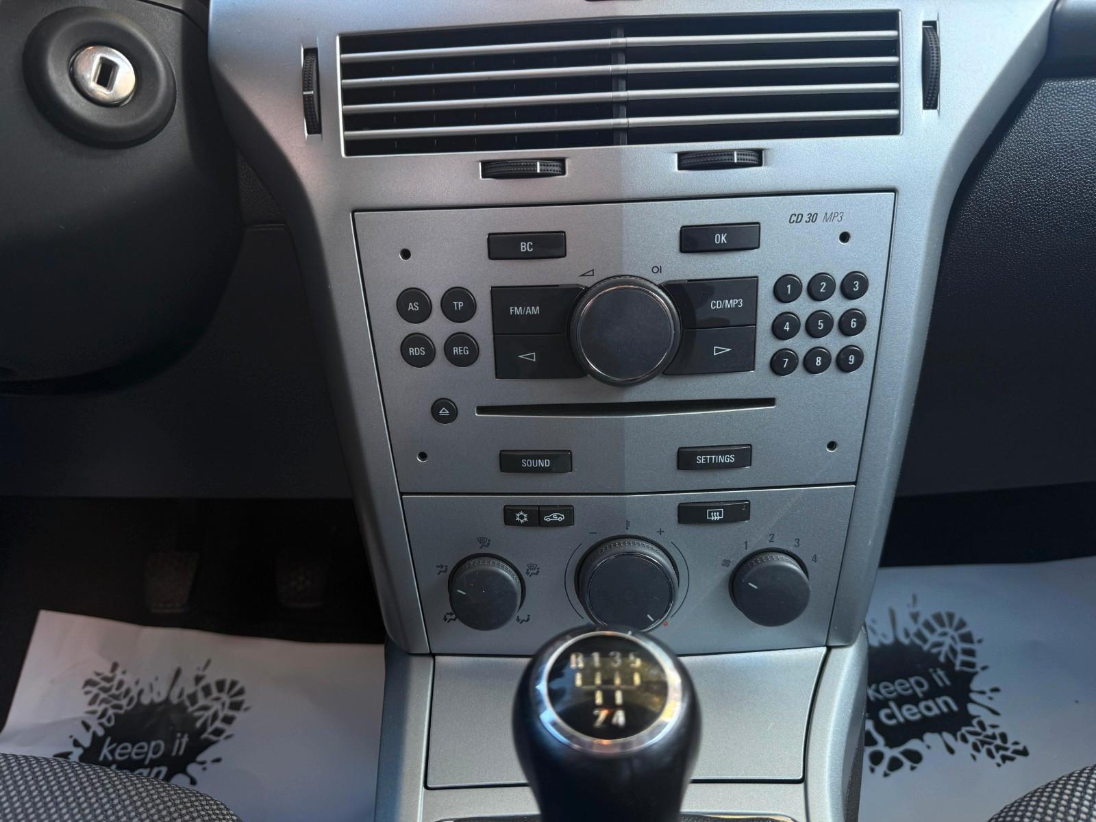 Opel Astra 2009 — photo 14