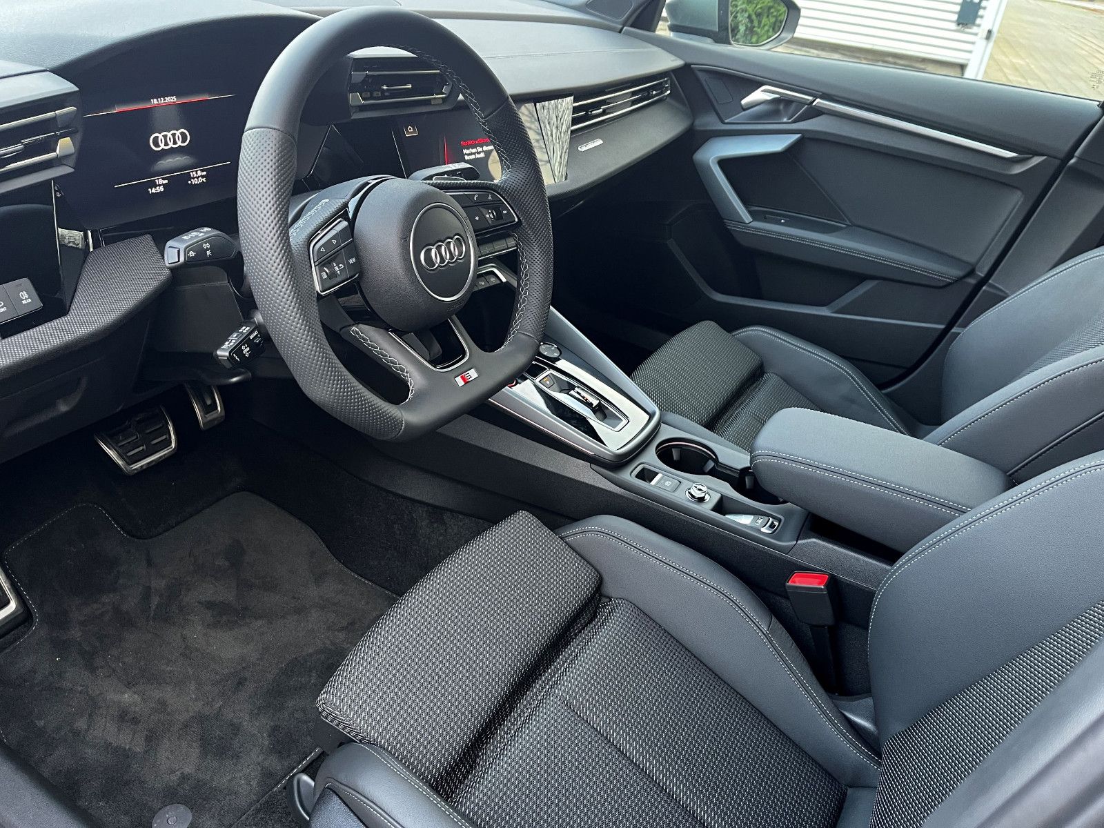 Fahrzeugabbildung Audi S3 Sportback quattro 19" PANO ACC PDC LED