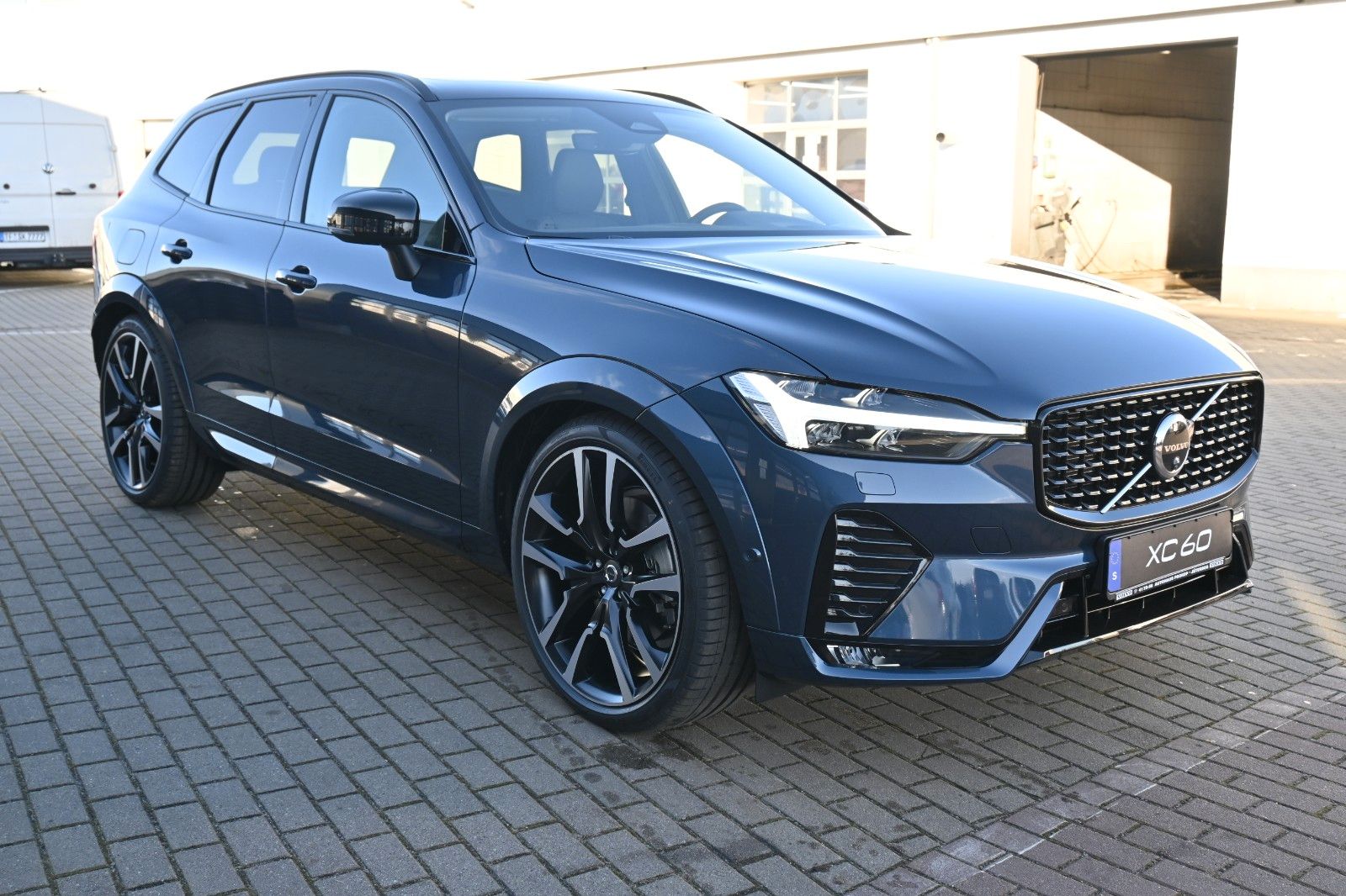 Fahrzeugabbildung Volvo XC60 B5 B AWD Ultra Dark*PANO*360°*LUFT*ACC*AHK