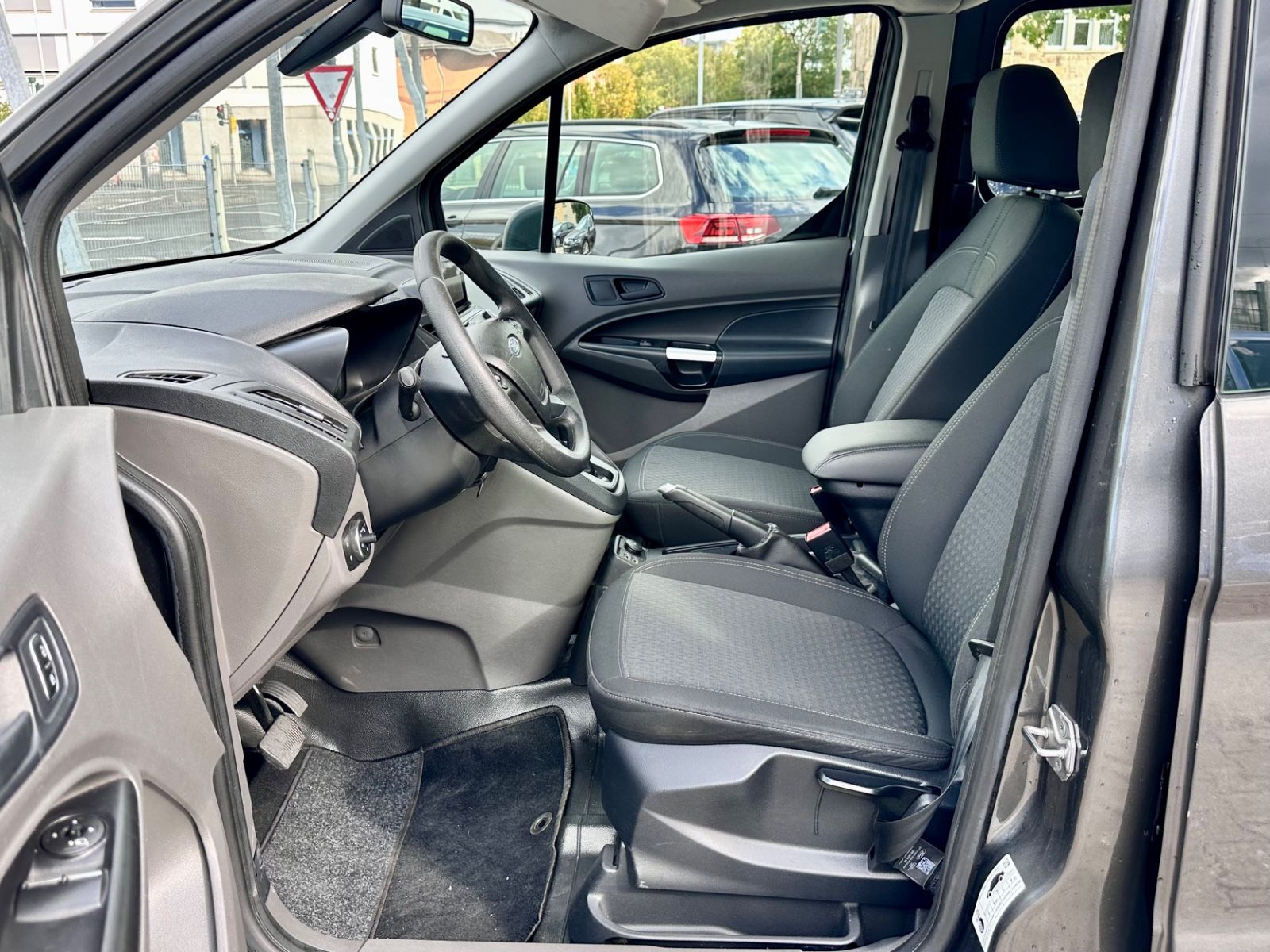 Fahrzeugabbildung Ford TRANSIT CONNECT HALBKASTEN LANG TREND*AUTOM.*