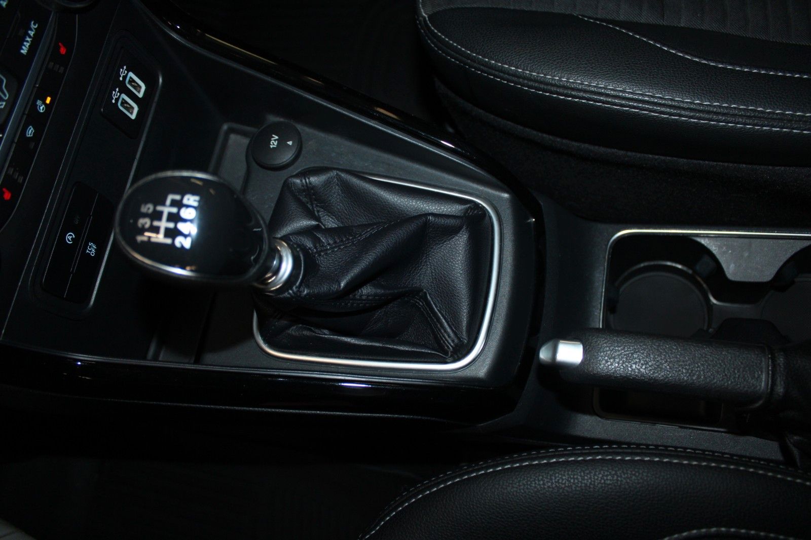 Fahrzeugabbildung Ford EcoSport Titanium LED WinterPaket DAB Teilleder