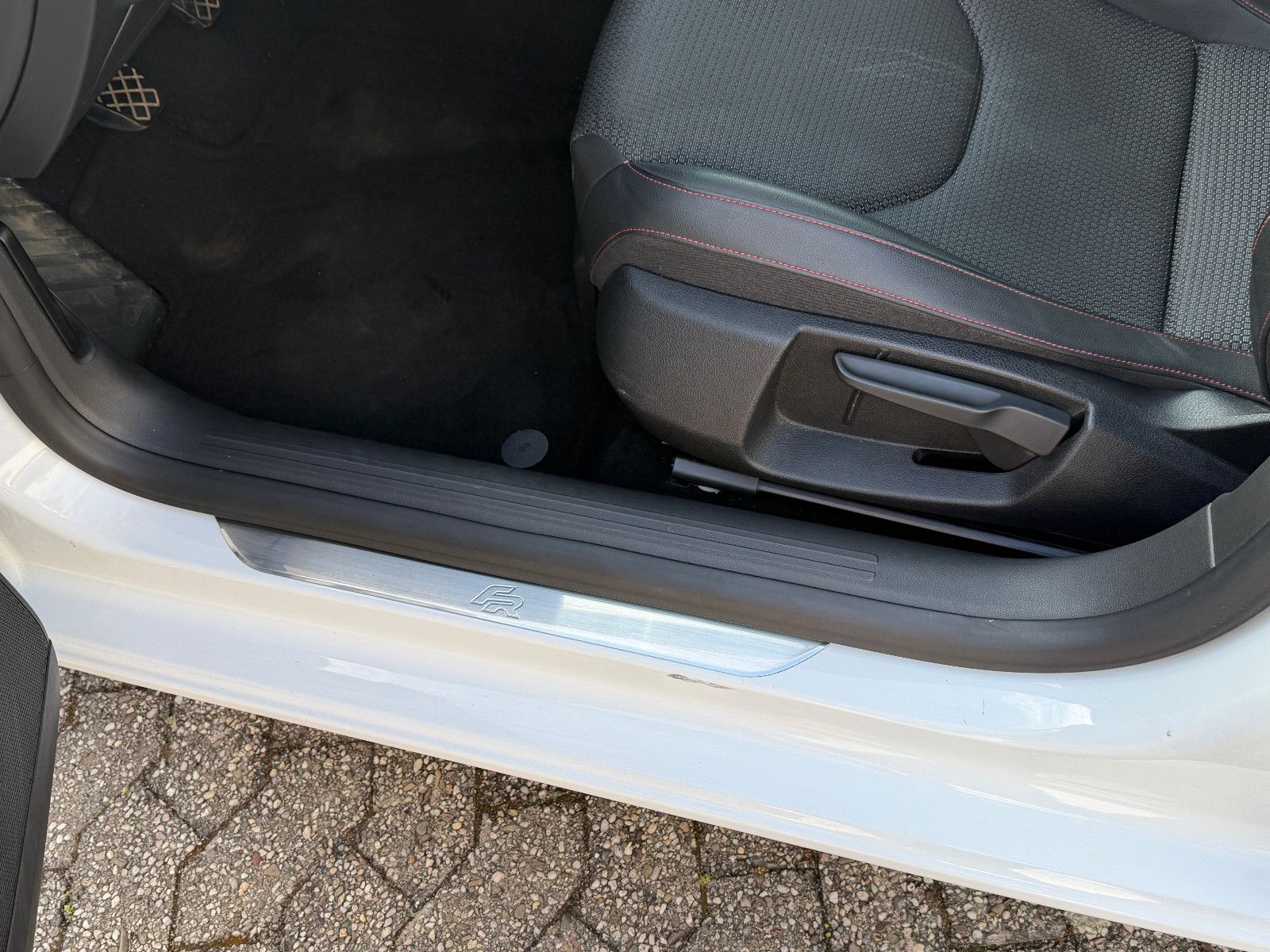 Fahrzeugabbildung SEAT Leon /FR-LINE/LED/NAVI/LEDER/KLIMA/ACC