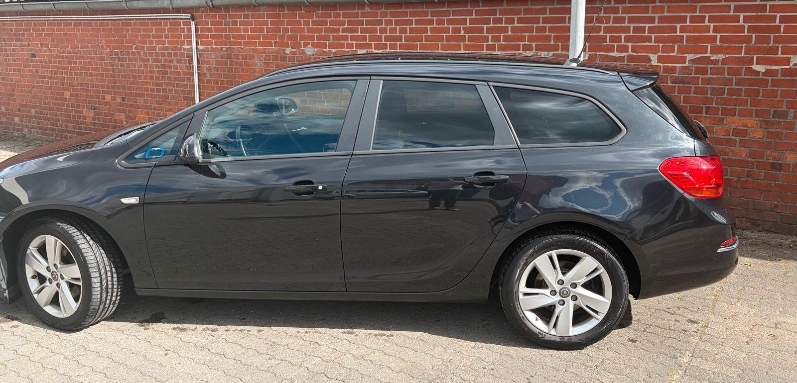 Opel Astra 2015 — rear view