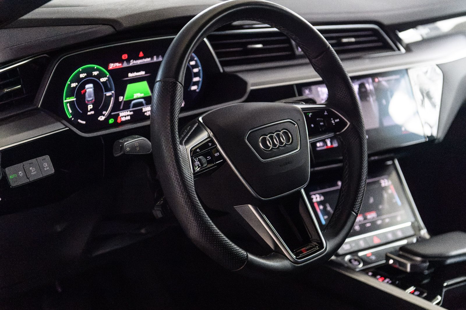 Fahrzeugabbildung Audi e-tron 55 quattro S line NAVI+LED+SZH