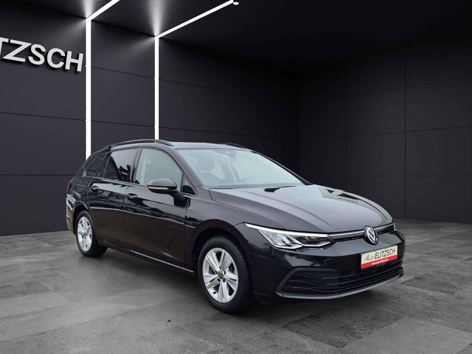 Fahrzeugabbildung Volkswagen Golf VIII Variant Life DSG LED AHK Navi AID ACC