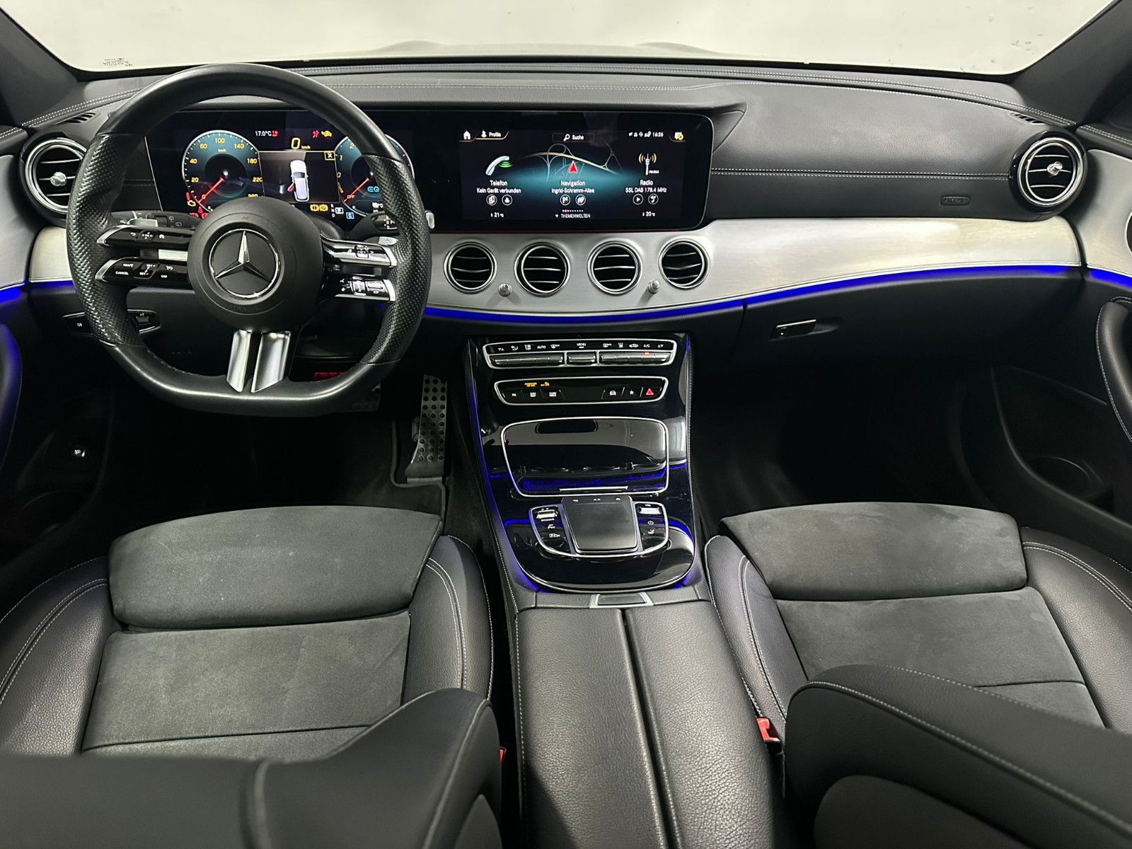 Fahrzeugabbildung Mercedes-Benz E 300 de 4MATIC T AMG-LINE*PANO*AHK*MAGNO