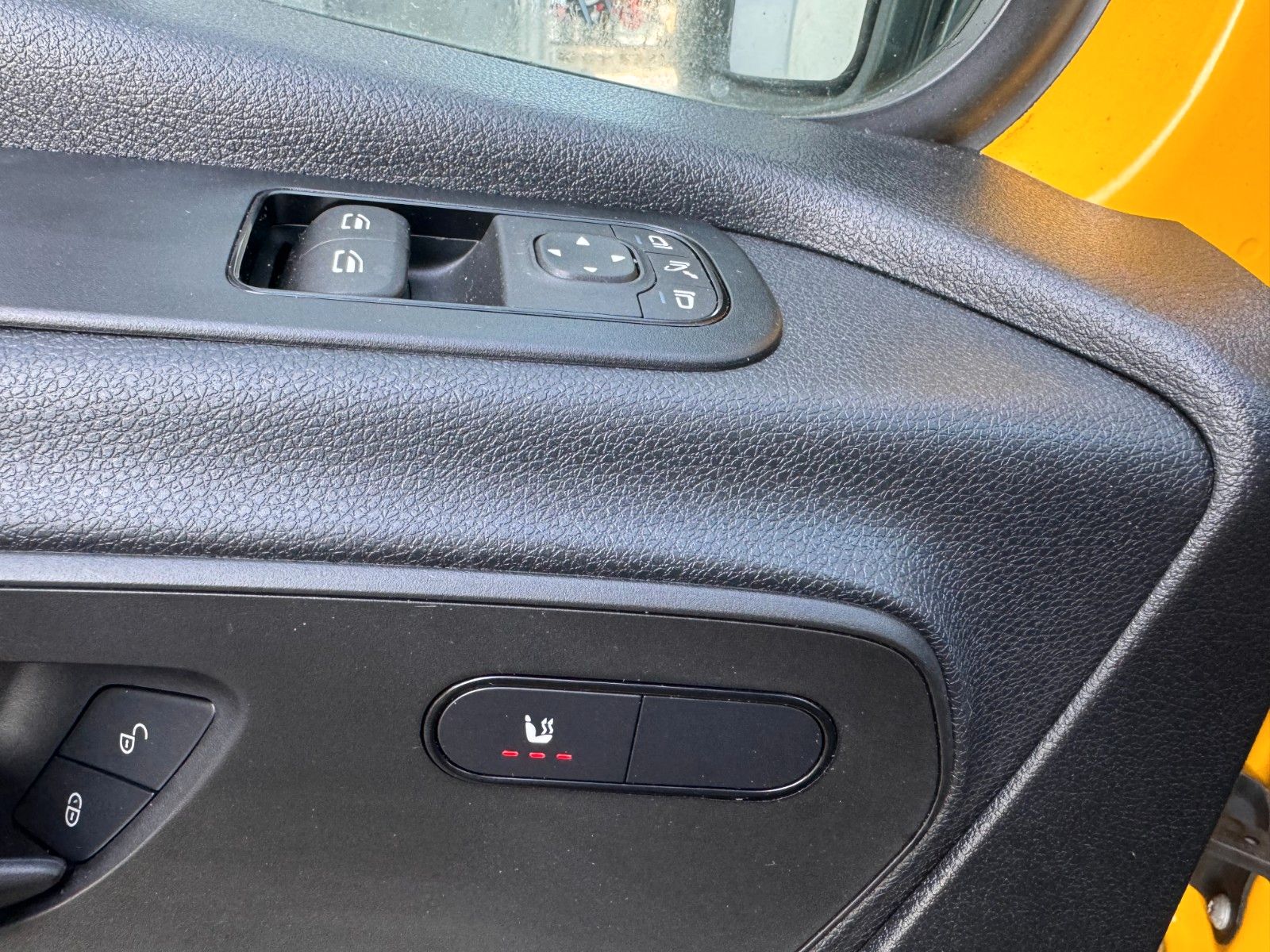 Fahrzeugabbildung Mercedes-Benz eSprinter 312 DHL Regal KEP-Ausbau