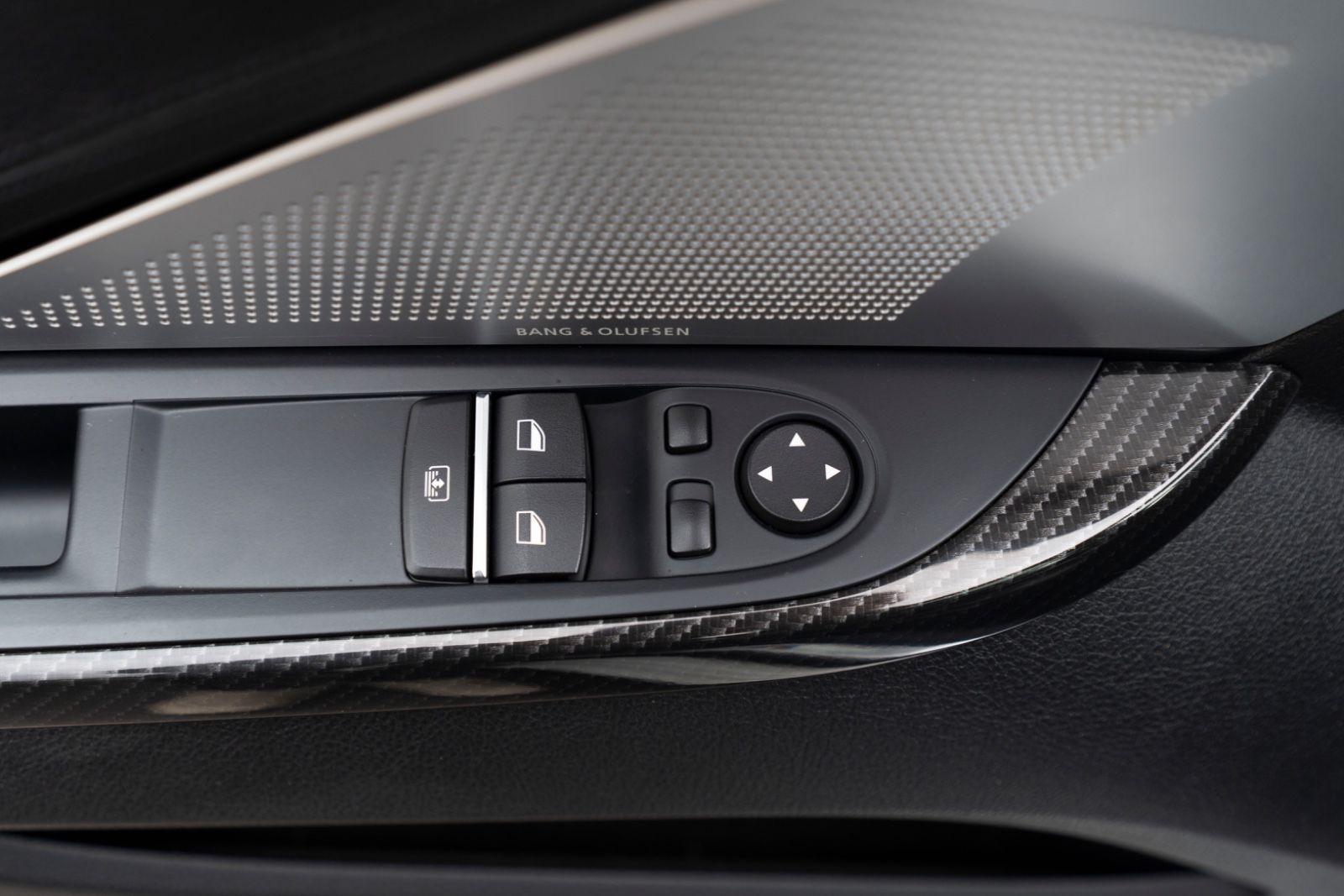 Fahrzeugabbildung BMW 640I M-SPORT B&O HUD KAM NAV ALC CARBON
