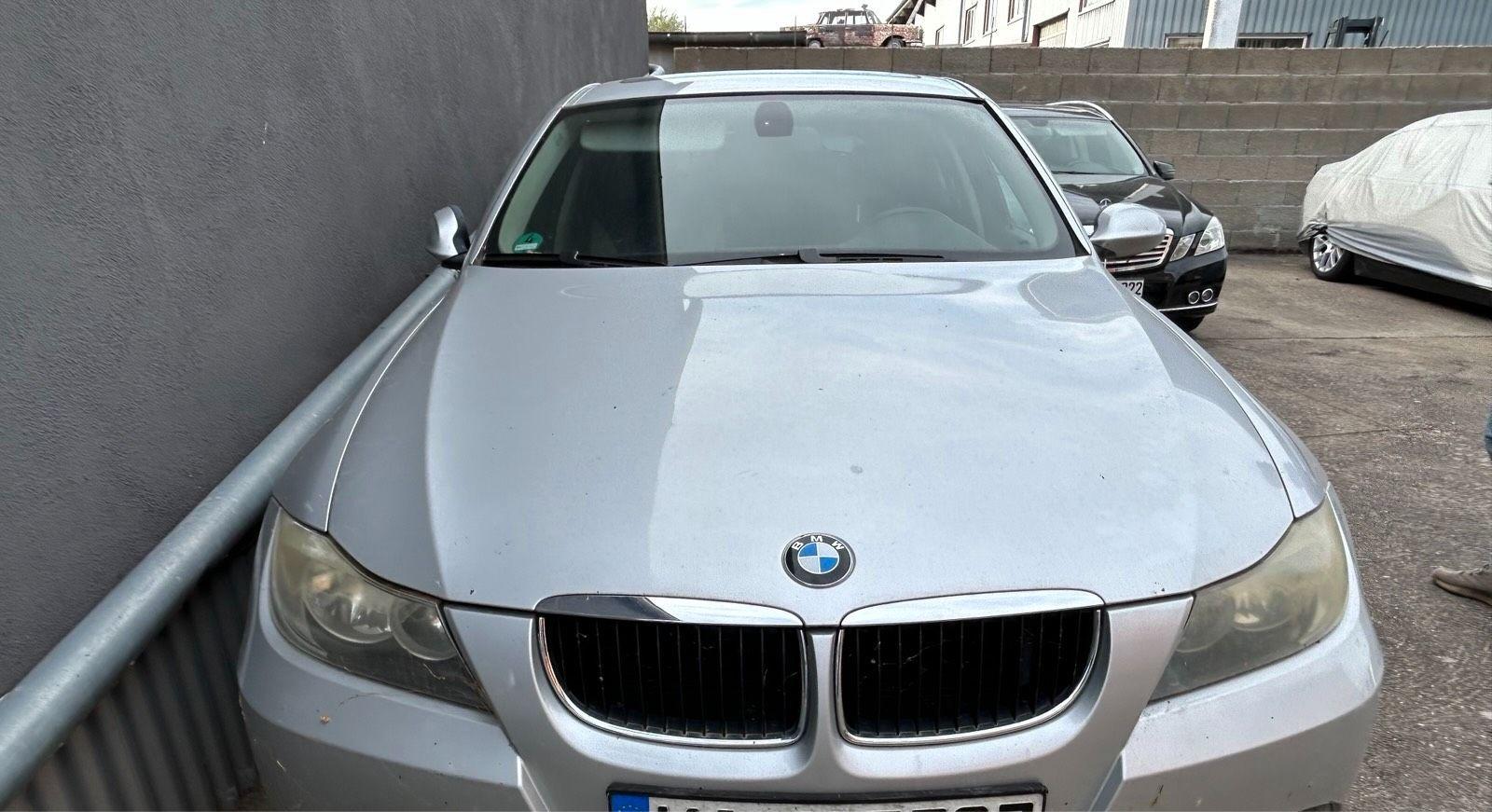 BMW 320 2008 — rear view