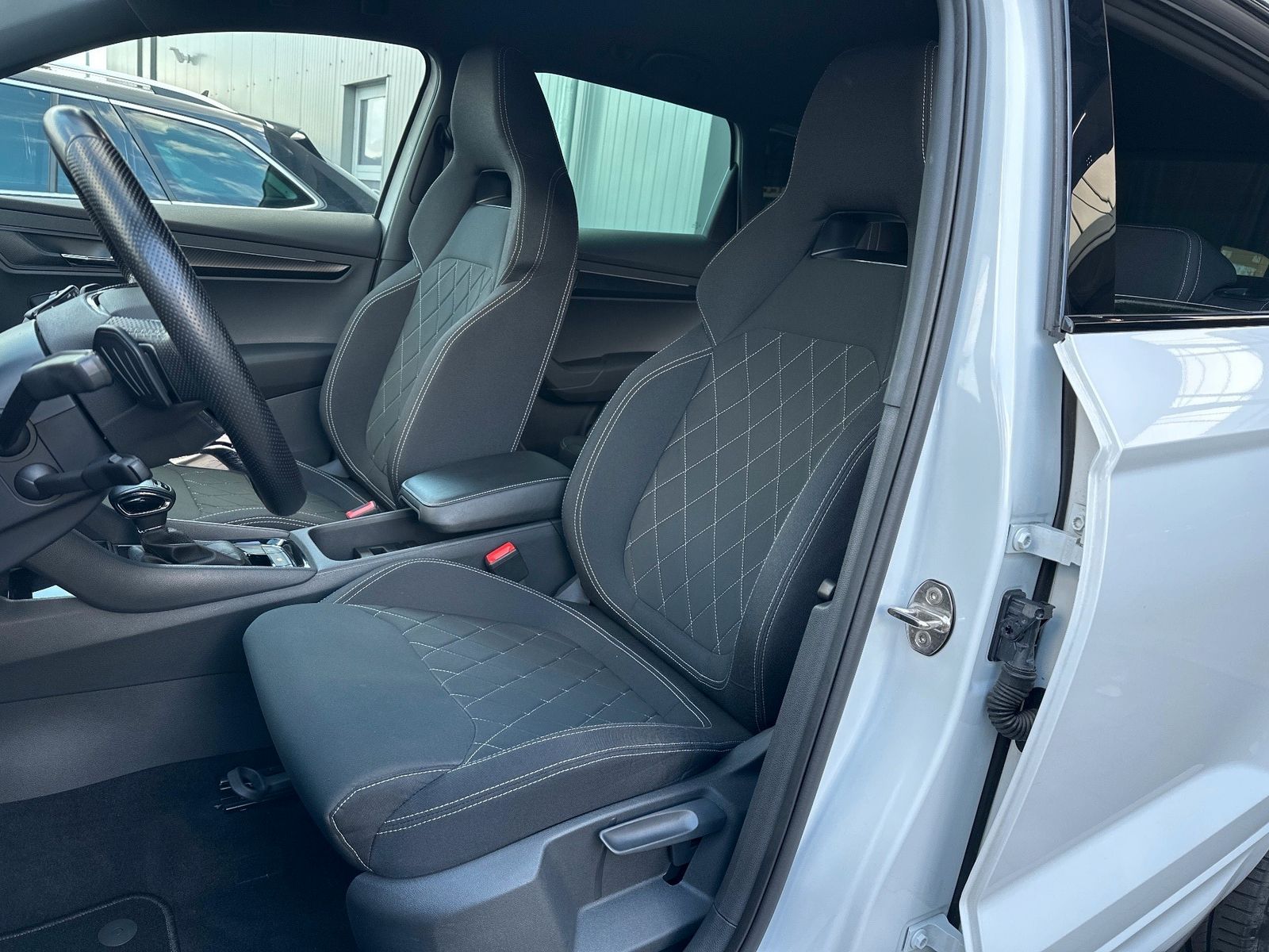 Fahrzeugabbildung SKODA Karoq 2.0 TDI DSG 4x4 Sportline NAV+LED+ACC+KAM