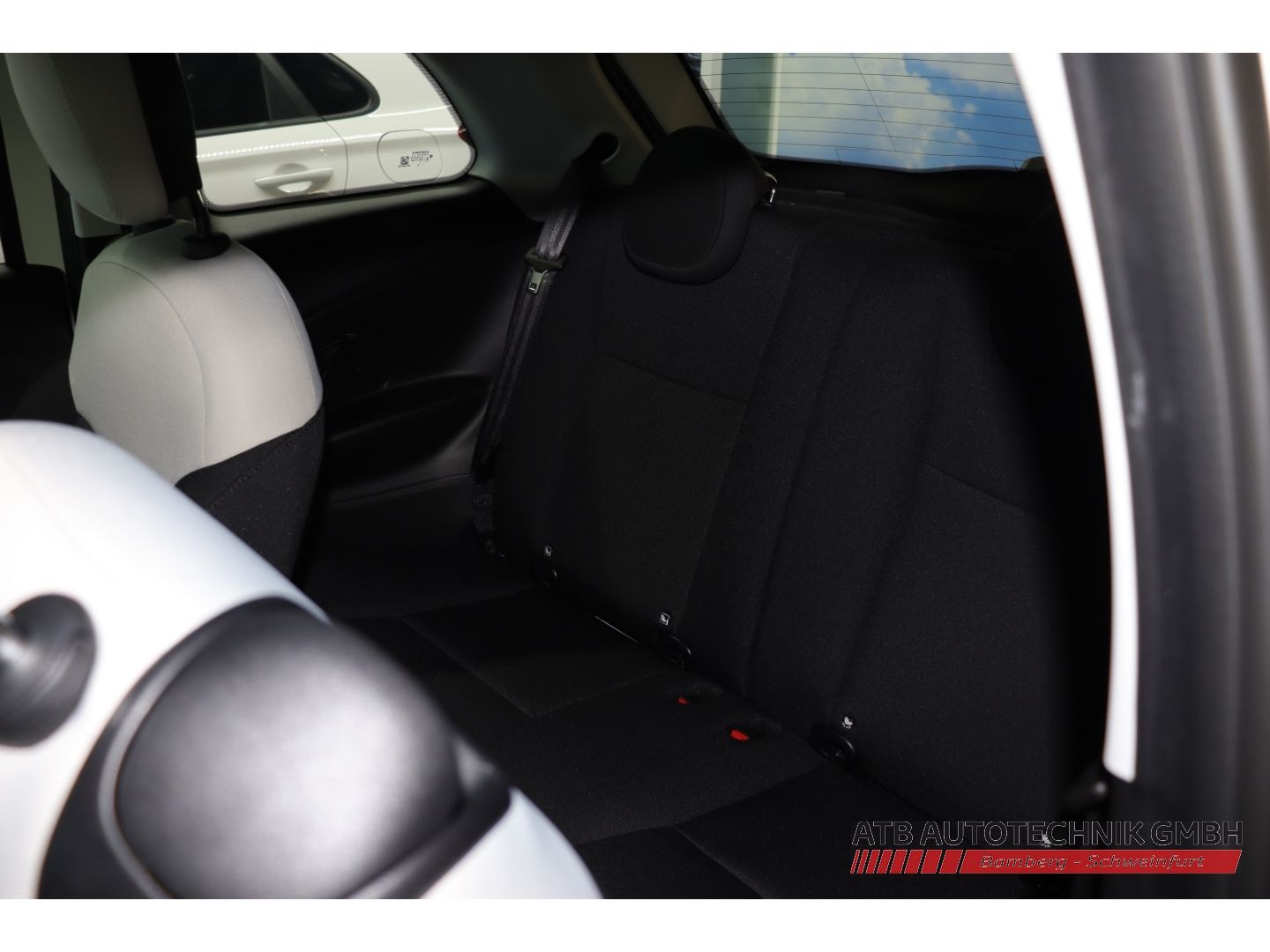 Fahrzeugabbildung Fiat 500 ICON + Komfortpaket Hybrid 1.0l PDC Rückfahr