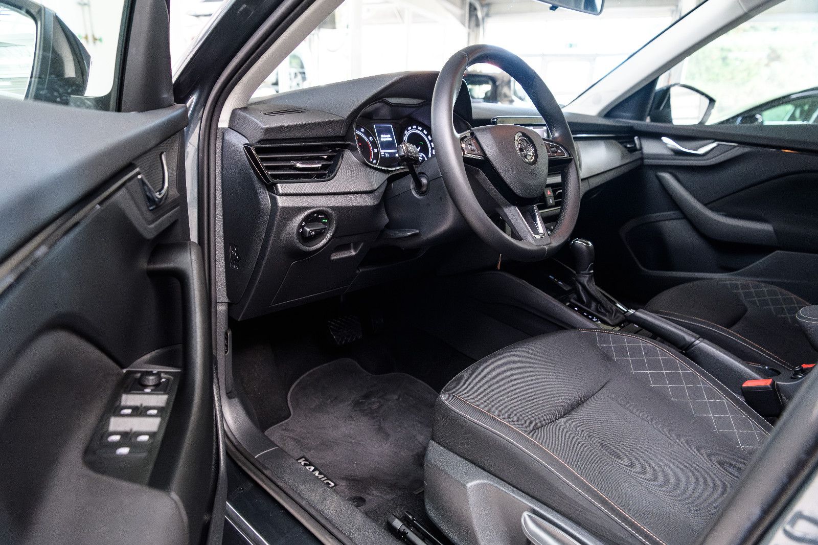 Fahrzeugabbildung SKODA Kamiq Ambition 1.0 DSG LED+AHK+SHZ+GRA