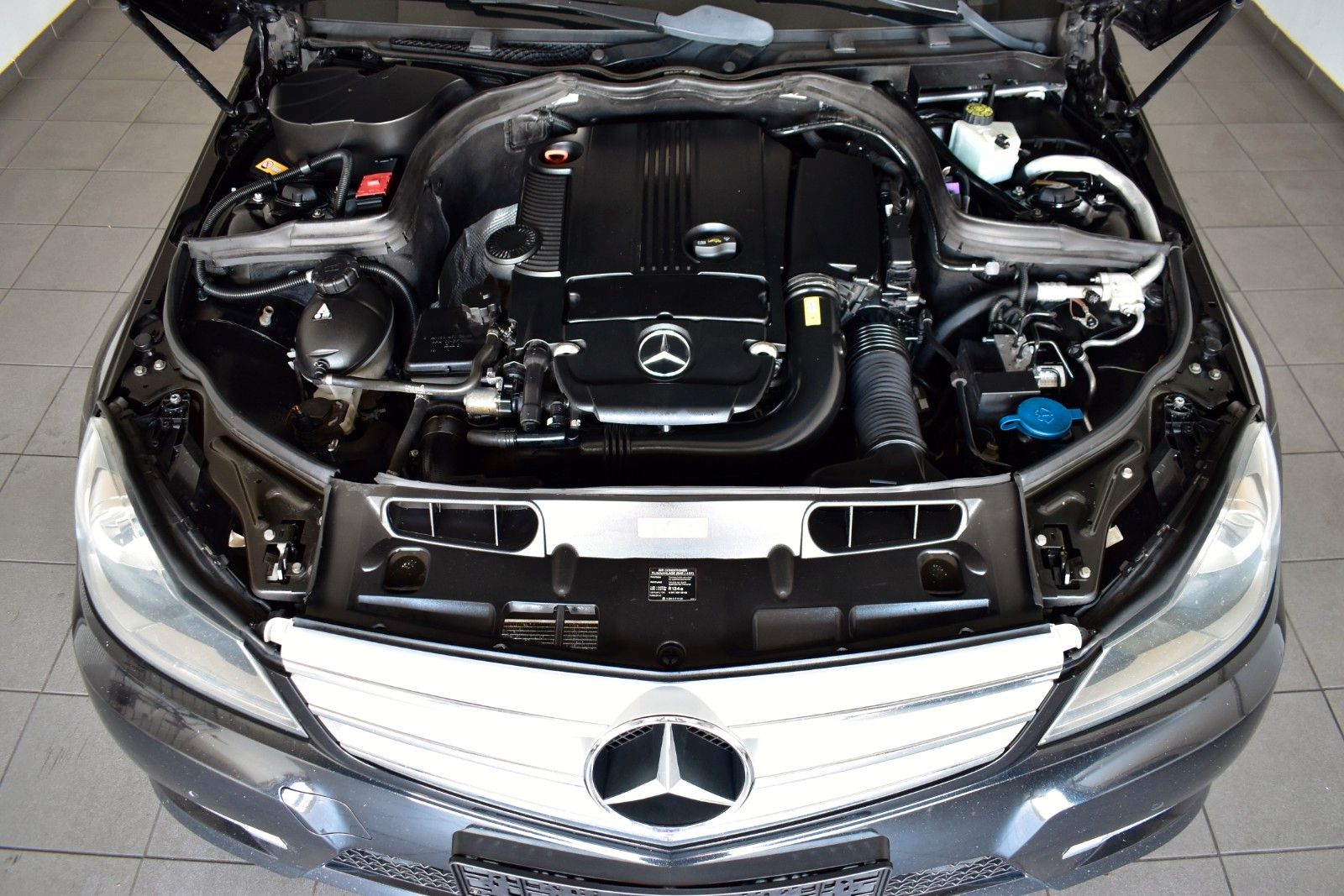 Fahrzeugabbildung Mercedes-Benz C 200 T CGI BE AMG Line TLeder,Navi,SH,PDC,SR+WR