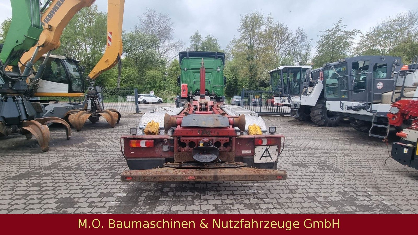 Fahrzeugabbildung Mercedes-Benz Antos 2546 / Euro 6 / 6x2 / Hiab Abroller /