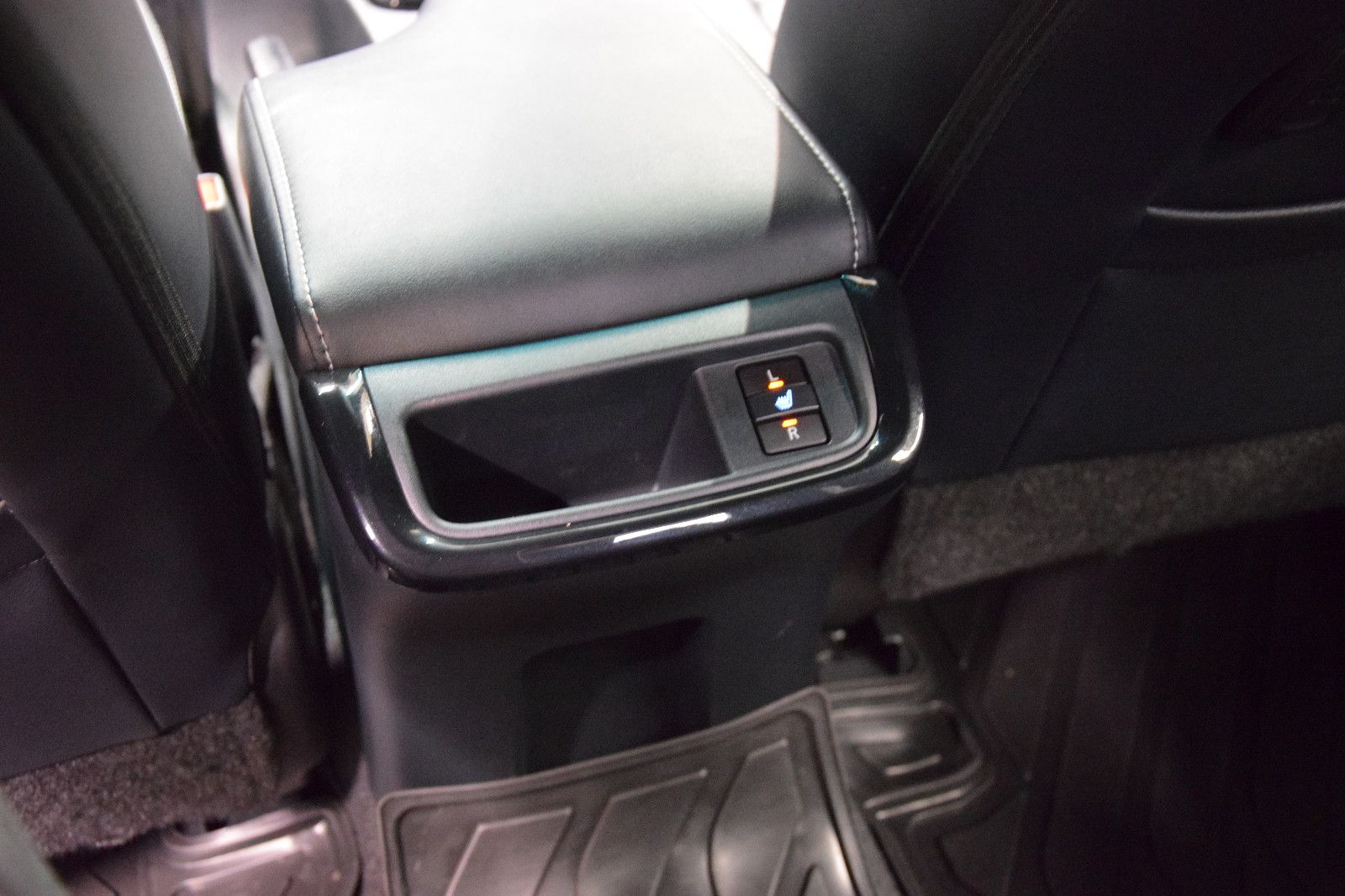 Fahrzeugabbildung Toyota Hilux 4x4 Invincible DoKa AHK JBL Keyless LED