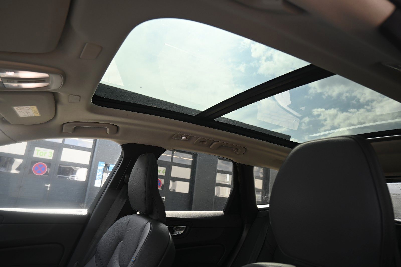 Fahrzeugabbildung Volvo XC60 T6 Essential AWD*PDC*AHK*PANO*STHZG*