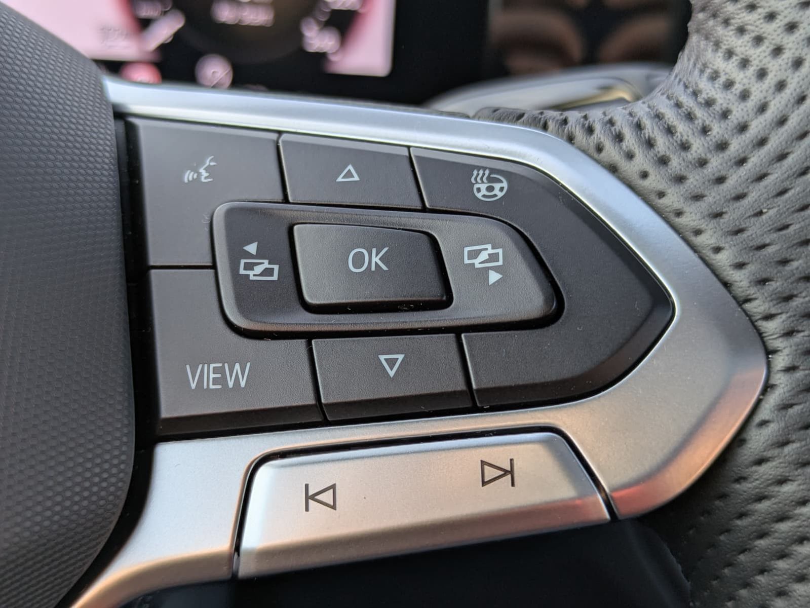 Fahrzeugabbildung Volkswagen Tiguan 2.0 TDI 4M R-Line PANO*H&K*AHK*MATRIX*20"