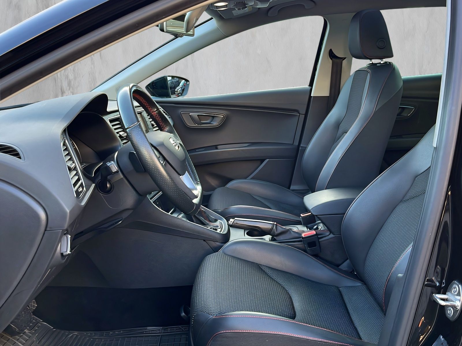 Fahrzeugabbildung SEAT Leon 2.0 TDI ST FR DSG NAVI PANO LED TEMPOMAT