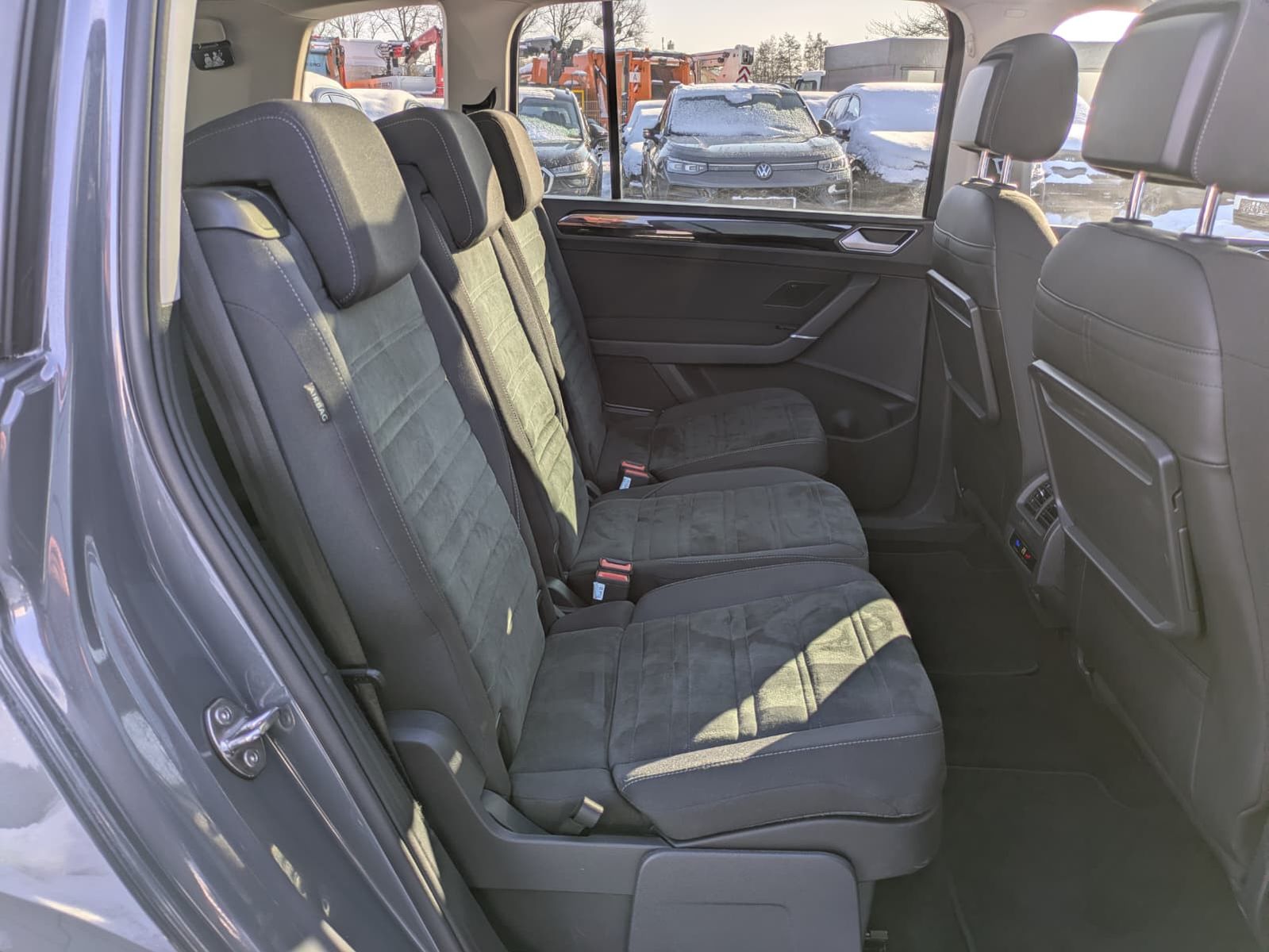 Fahrzeugabbildung Volkswagen Touran 2.0 DSG R-Line High BLACK Pano 7Si IQ AHK