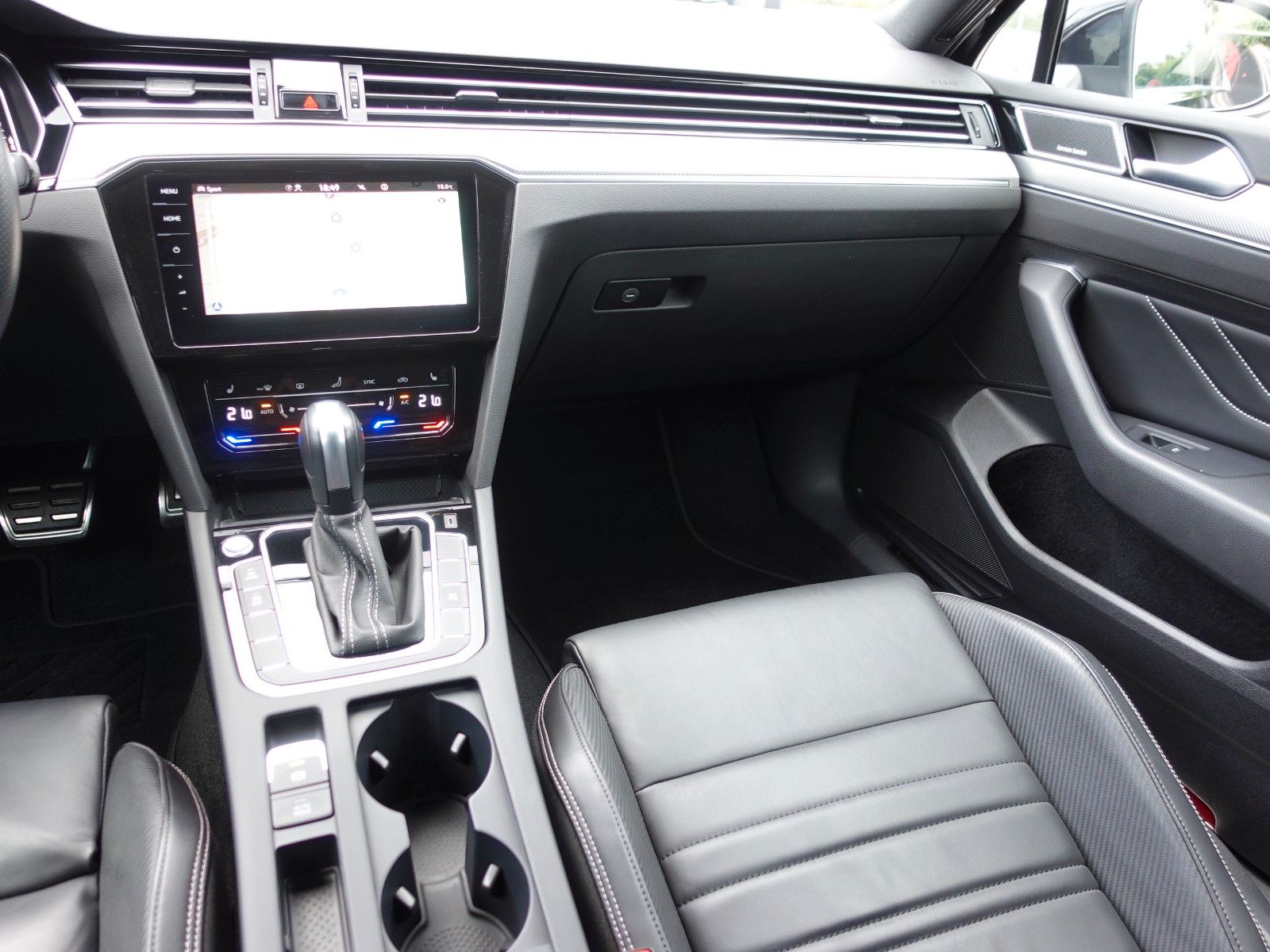 Fahrzeugabbildung Volkswagen Passat Variant 1.5 TSI OPF DSG R Line Pano/HarmK
