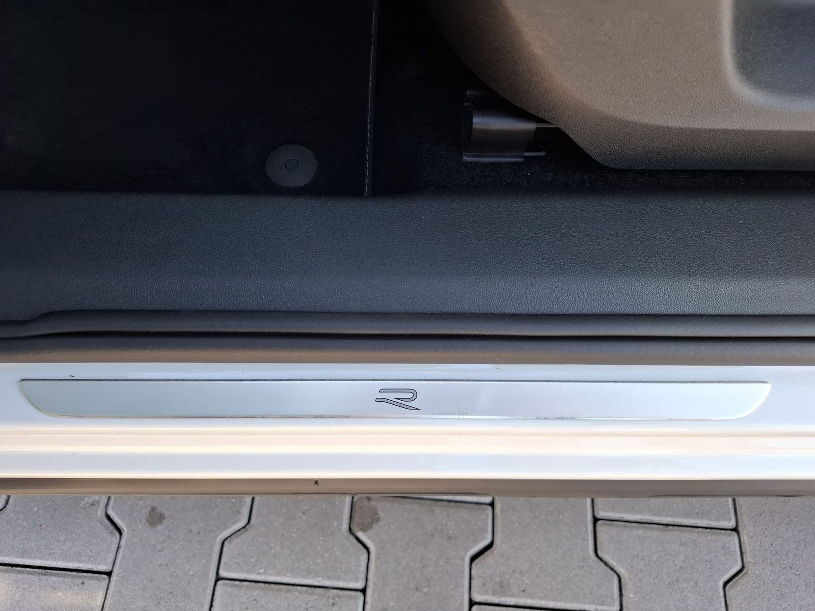 Fahrzeugabbildung Volkswagen Tiguan 2.0 TDI 4M R-Line BLACK*PAN*HK*AHK*MATRIX