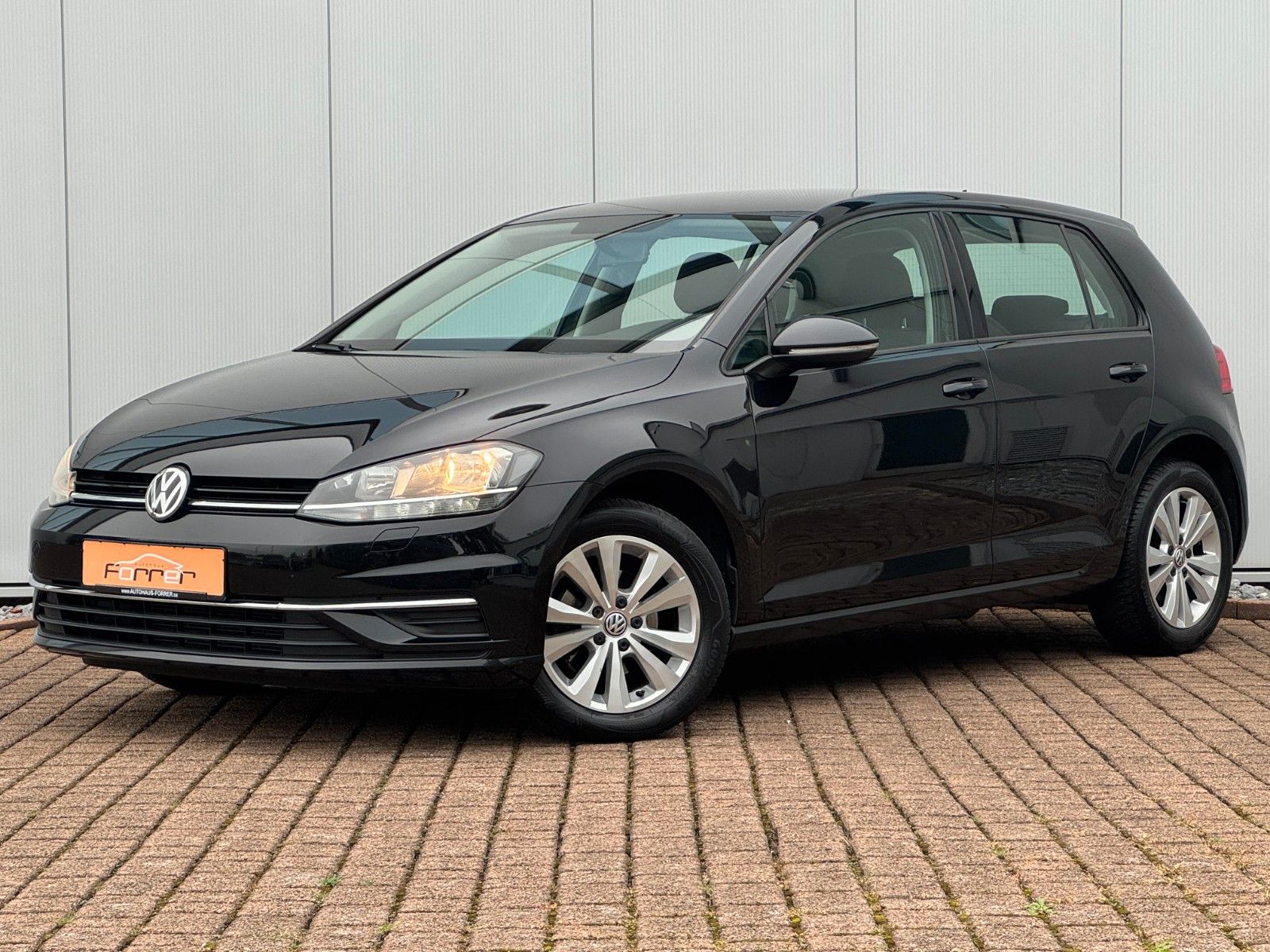 Volkswagen Golf - 1