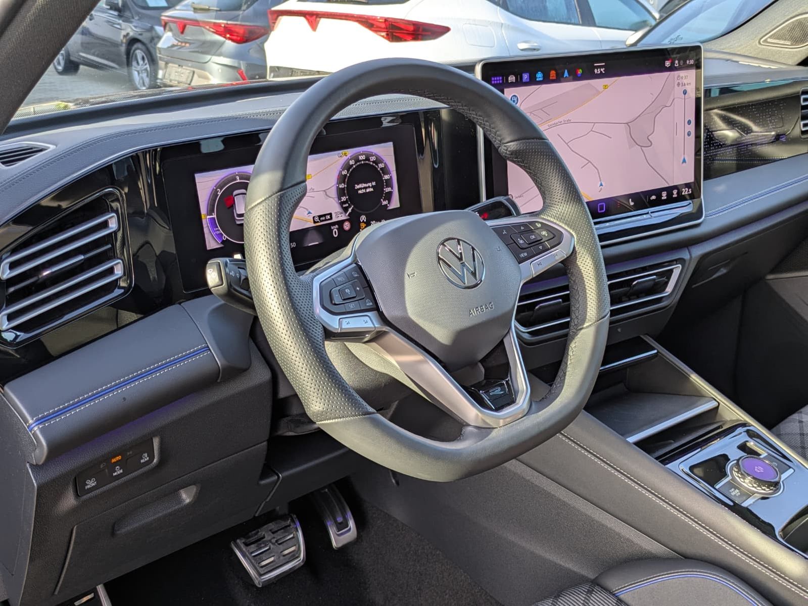 Fahrzeugabbildung Volkswagen Tiguan 2.0TDI R-Line 4M Pano Black Matrix AHK 20