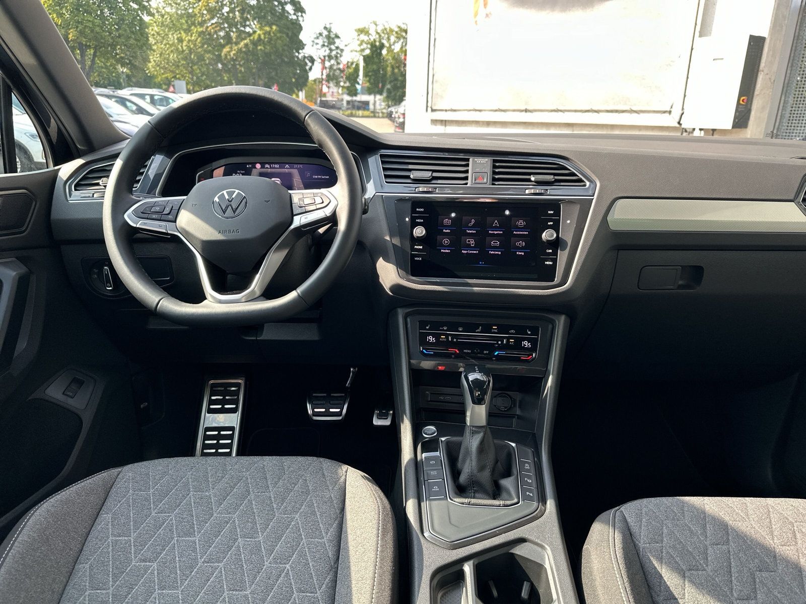 Fahrzeugabbildung Volkswagen Tiguan 1.5 TSI DSG Move MATRIX eKLAPPE KAMERA