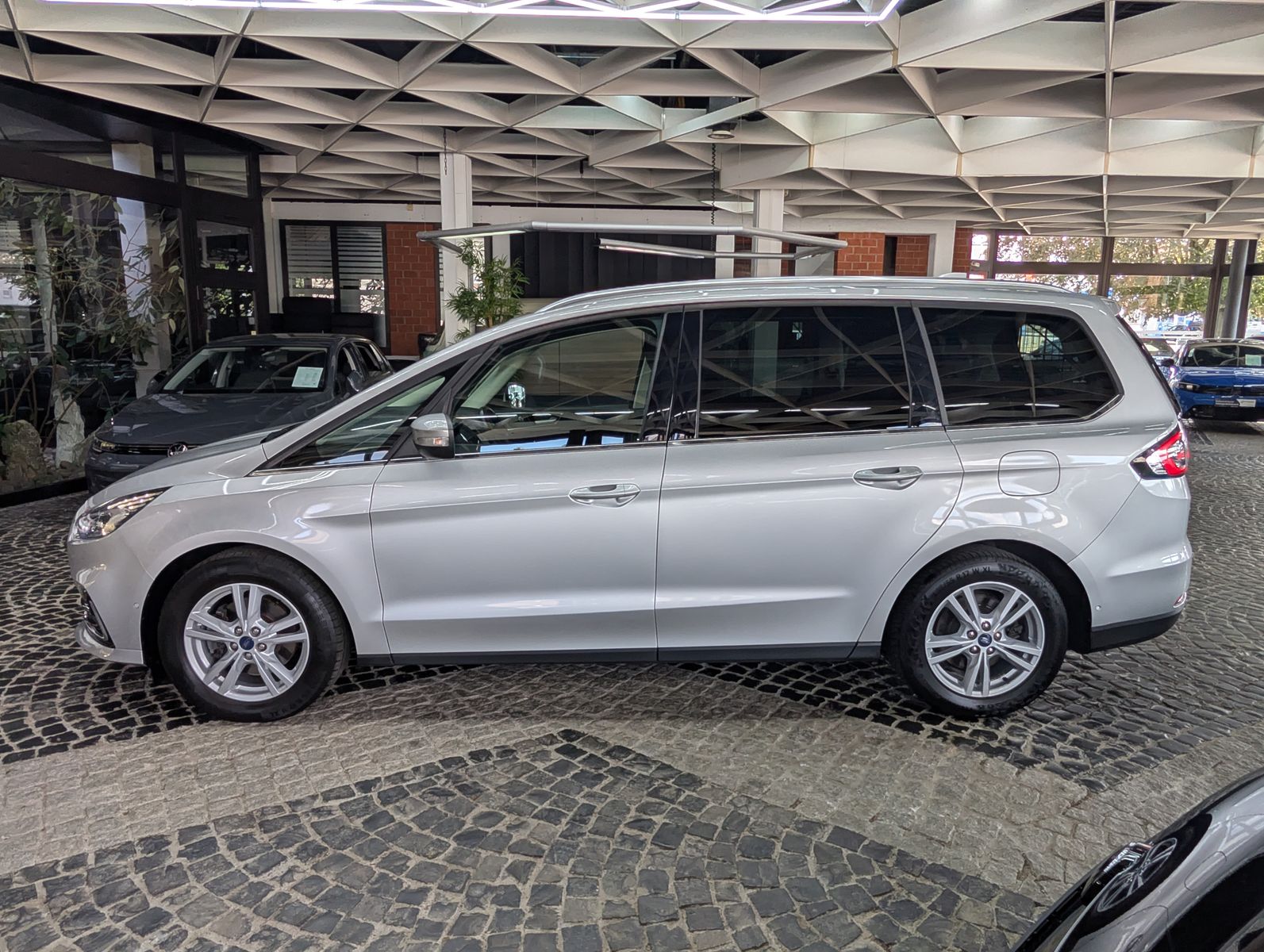 Fahrzeugabbildung Ford Galaxy Titanium 2.0 EB ACC PANO AHK LED 7-SITZE