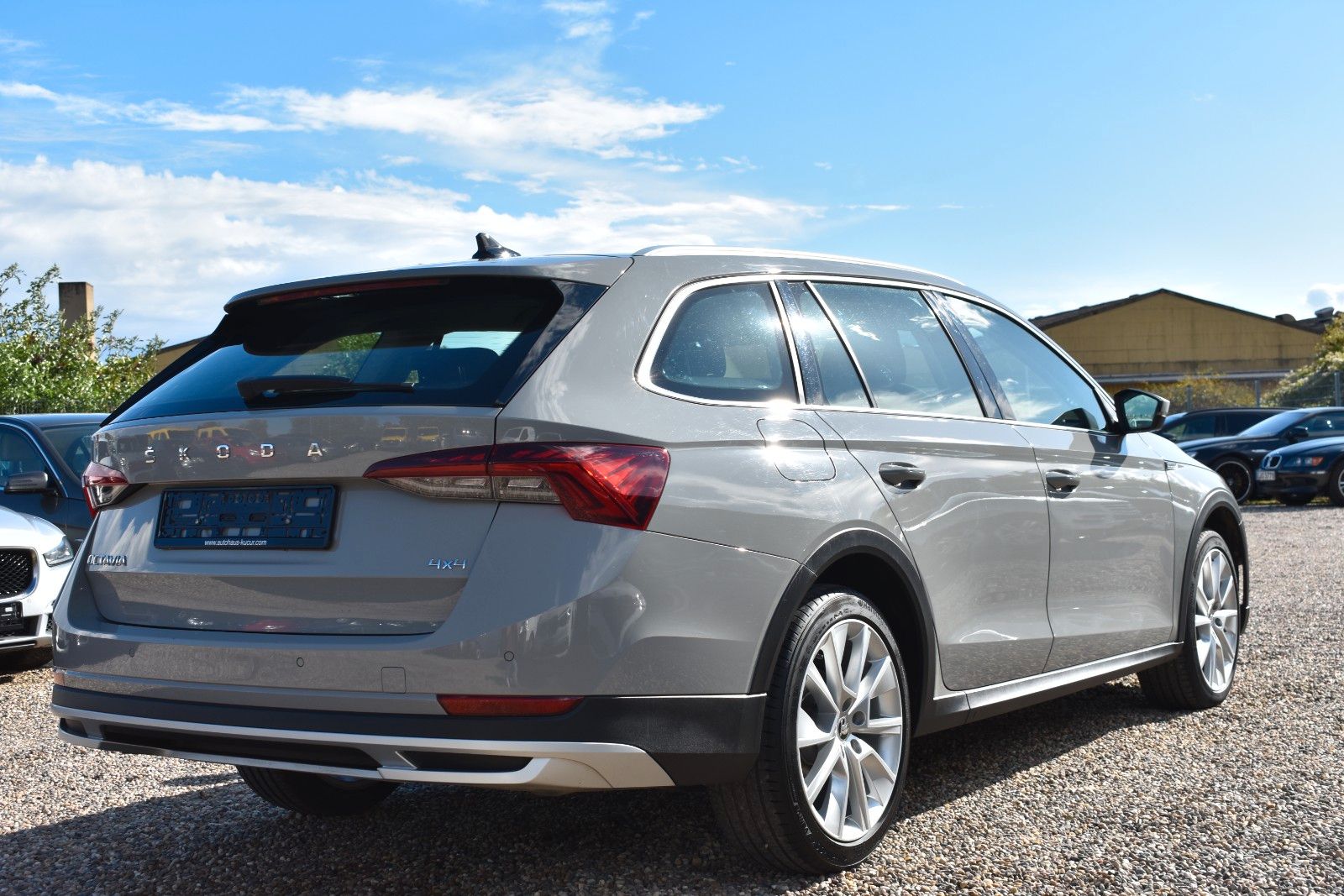 Fahrzeugabbildung SKODA Octavia Combi Scout 4x4/KEYLESS/HUD/AHK/LED