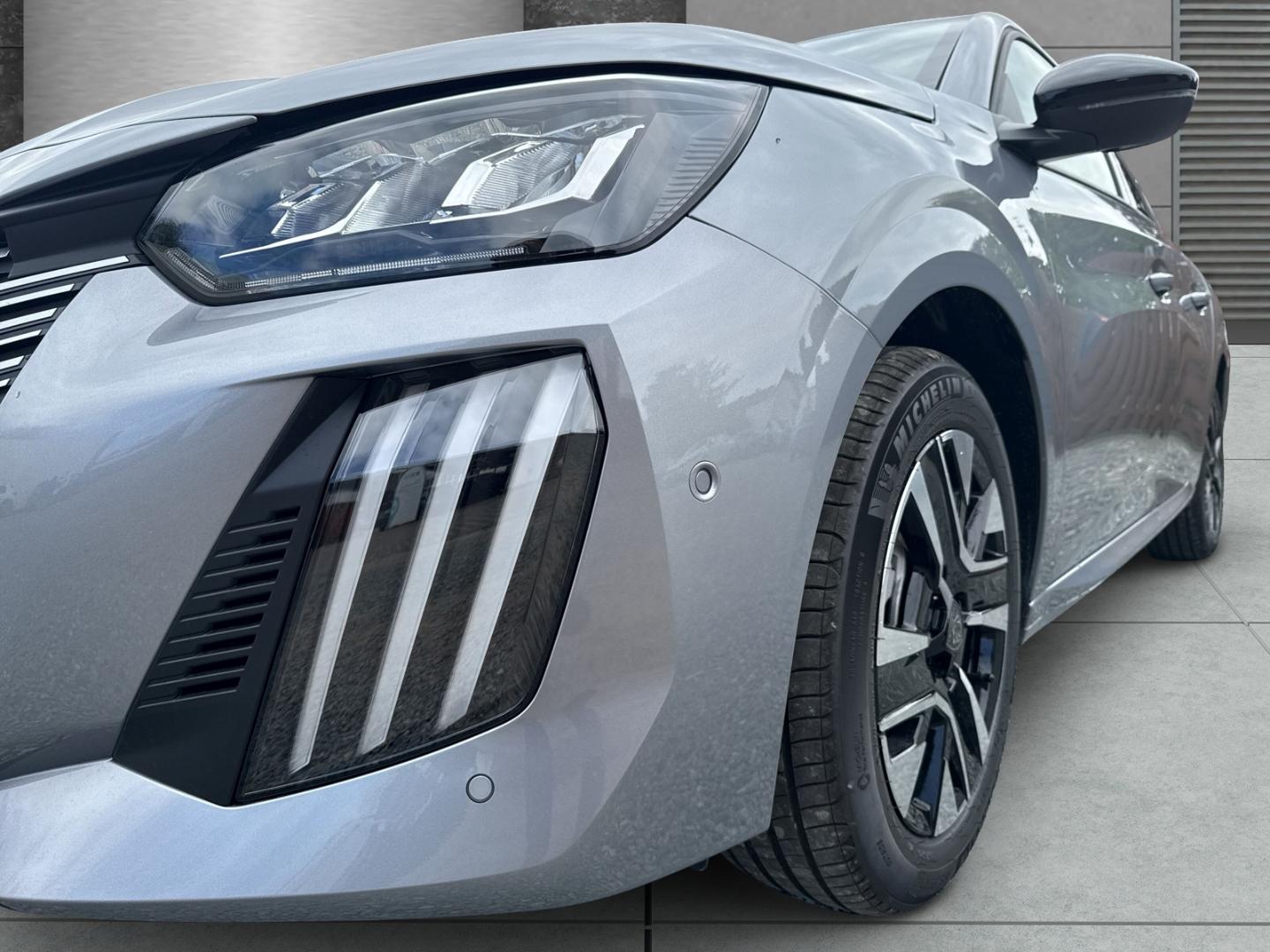 Peugeot 208 Hybrid Allure 81kW AT Sicht-Navigations-Pake