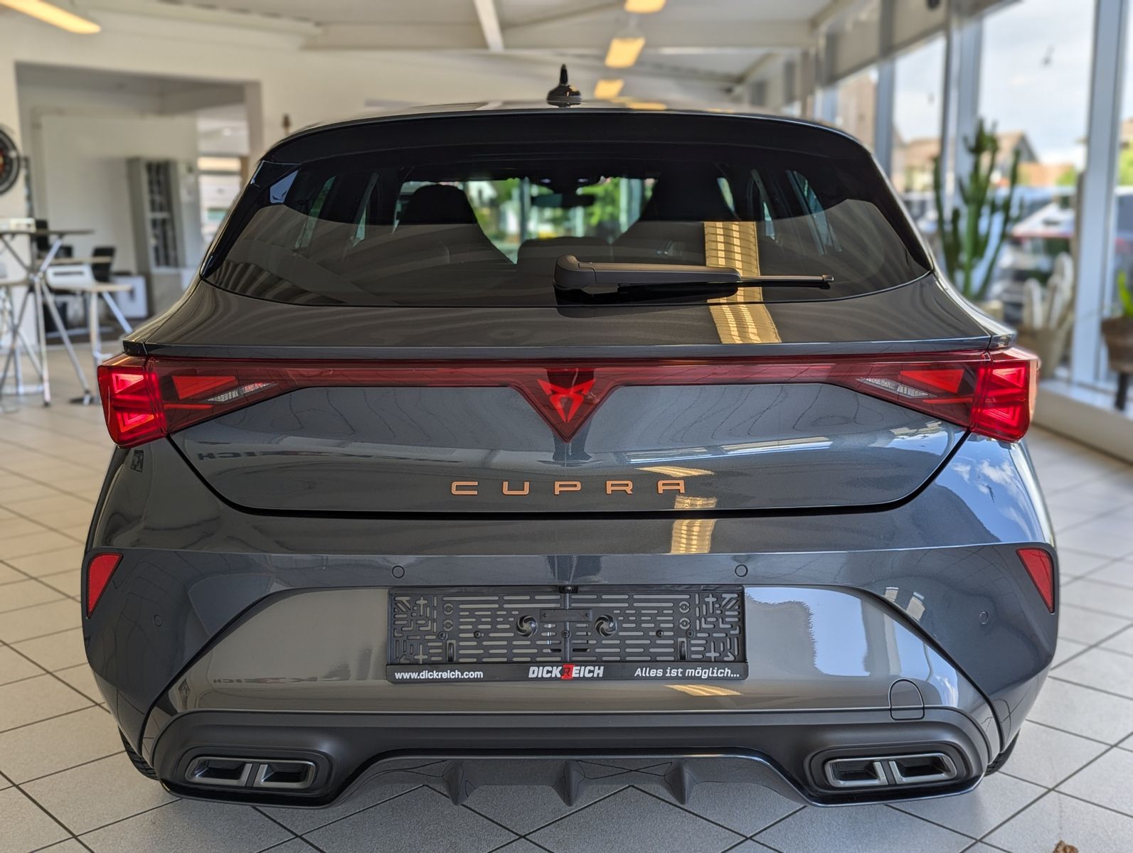 Иллюстрация автомобиля CUPRA Leon 1.5 eTSI DSG Dynamic-Edge-Assist-XL Memory