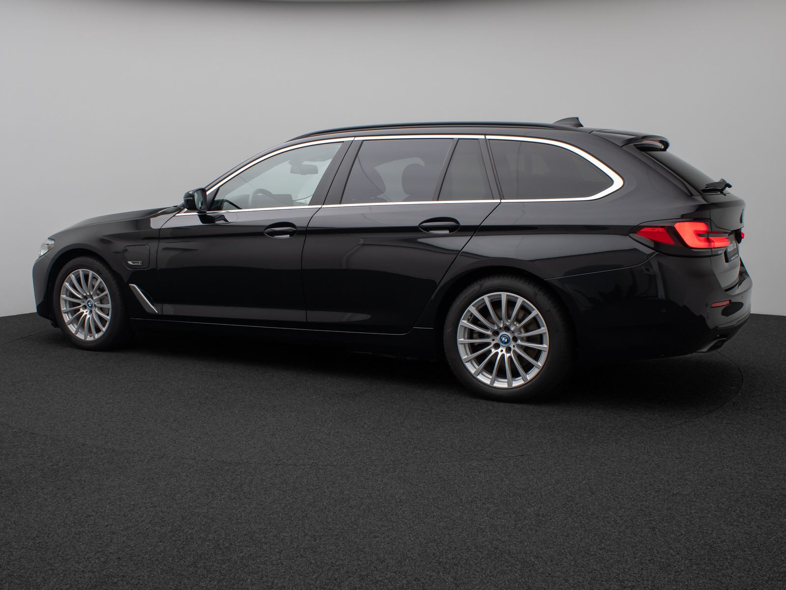 Fahrzeugabbildung BMW 530e Panorama 360°DAB H/K ACC AHK Alarm Leder