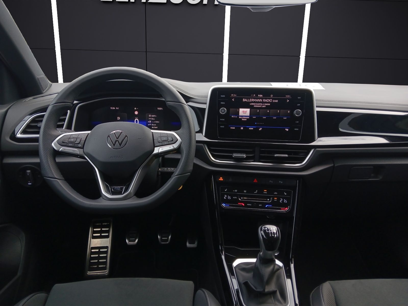 Fahrzeugabbildung Volkswagen T-Roc TSI R-Line LED AHK Navi AID ACC RFK SH