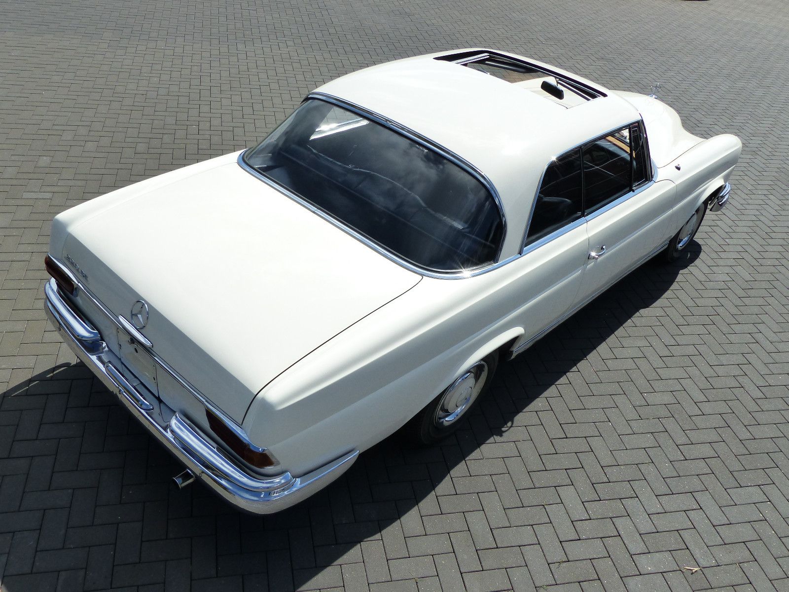 Fahrzeugabbildung Mercedes-Benz 220 SE Coupe W 111