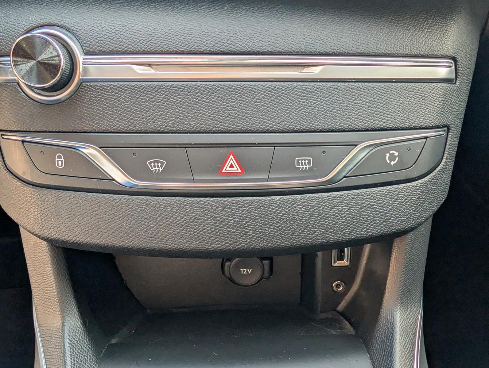 Peugeot 308 2014 — photo 16