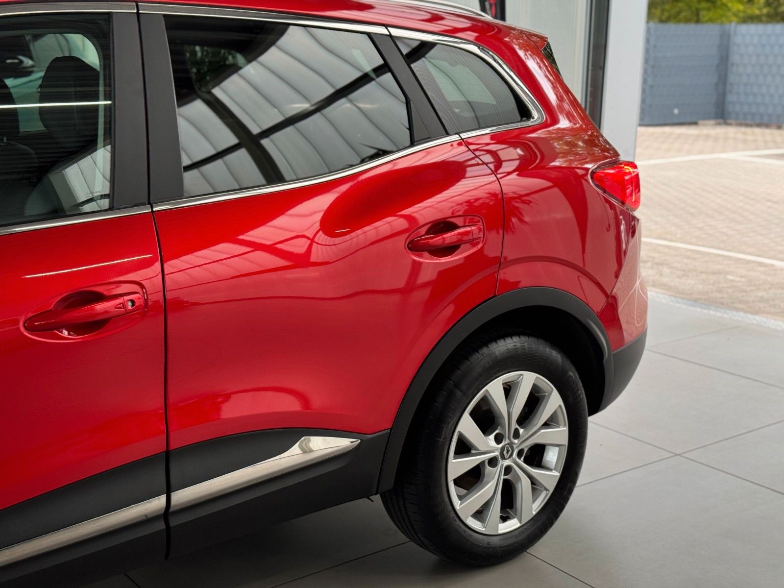 Fahrzeugabbildung Renault Kadjar 1.3 TCe 140 Limited "AHK Kamera DeLuxe"