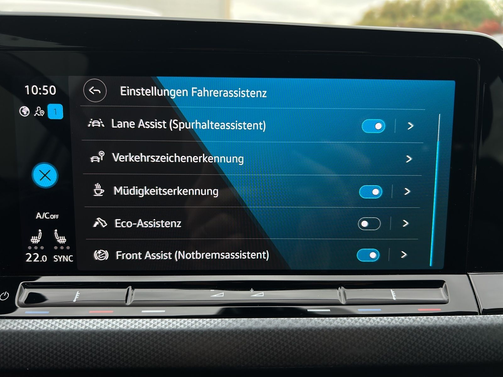 Fahrzeugabbildung Volkswagen Golf VIII Variant eTSI Active DSG LED ACC SH Rea