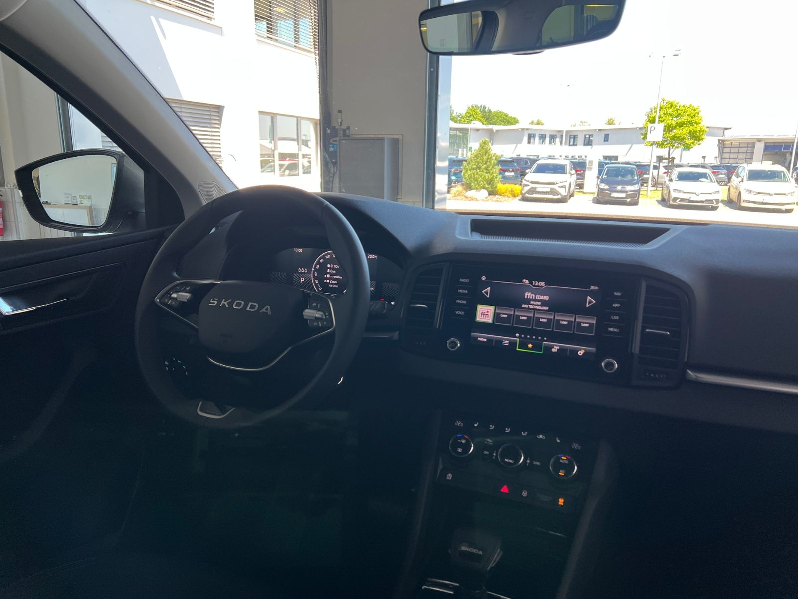 Fahrzeugabbildung SKODA Karoq Selection 1.5 TSI DSG *AHK, LED, 18"-LM*
