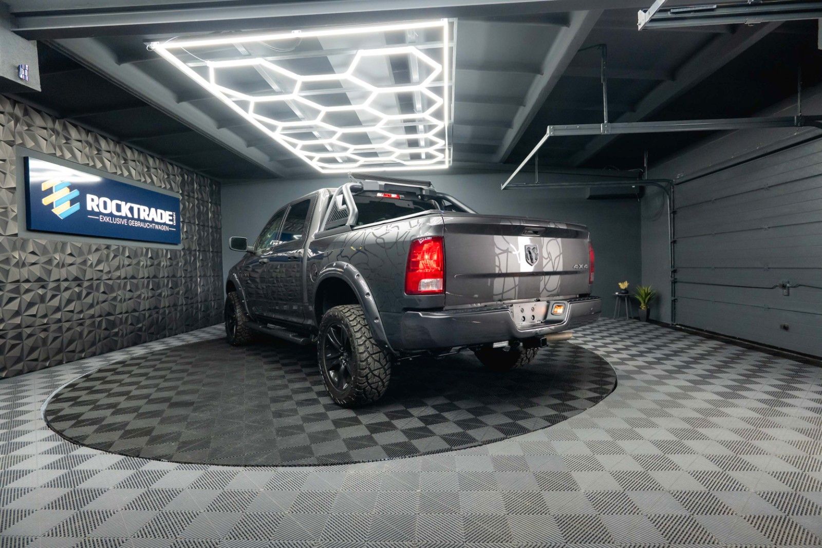 Fahrzeugabbildung Dodge RAM 5.7 V8 HEMI 4x4 OFFROAD Night-Paket *LED*19%